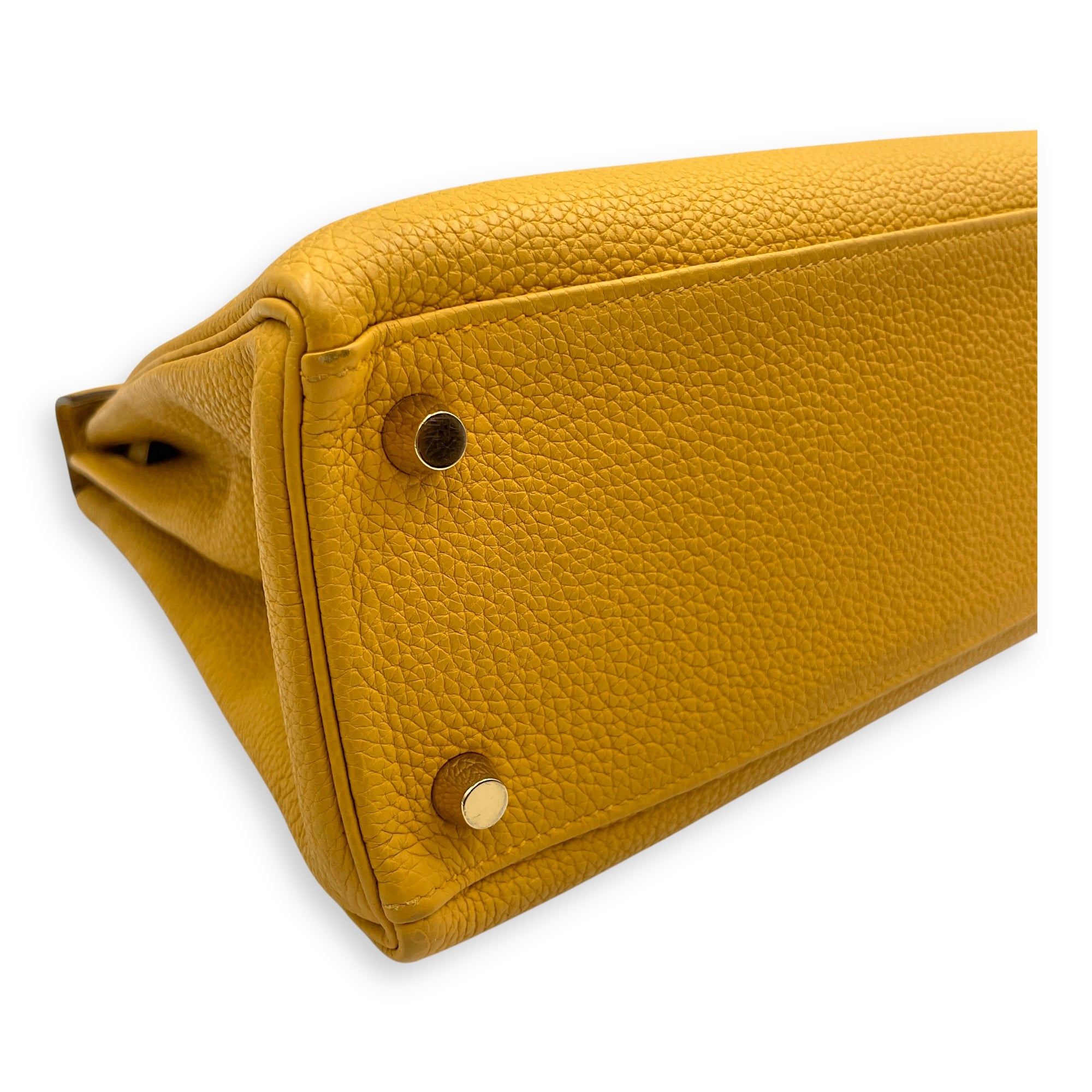Kelly 25 Jaune Ambre in Togo, Gold hardware