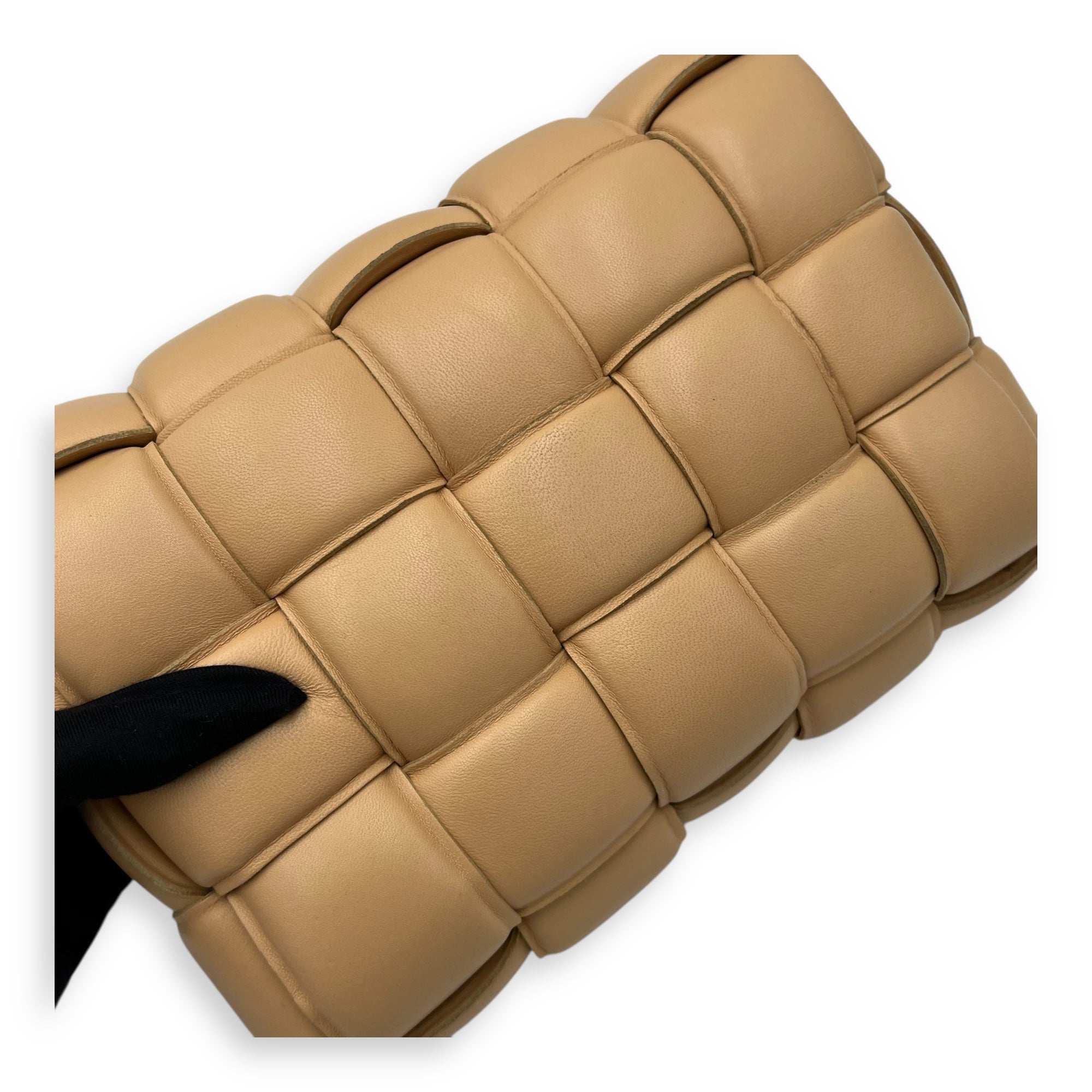 Bottega Veneta Cassette Shoulder Bag Beige in Lambskin, Gold hardware_7