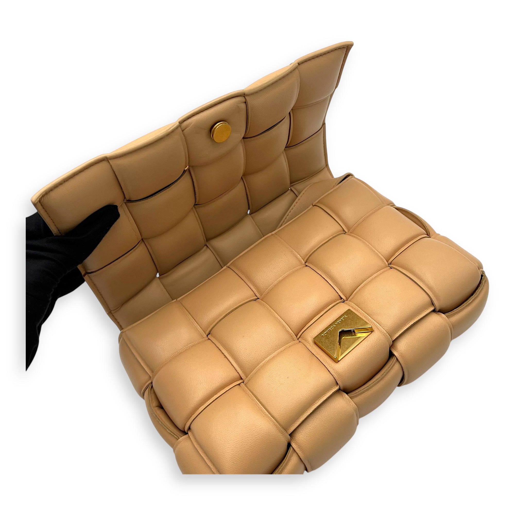 Bottega Veneta Cassette Shoulder Bag Beige in Lambskin, Gold hardware_9