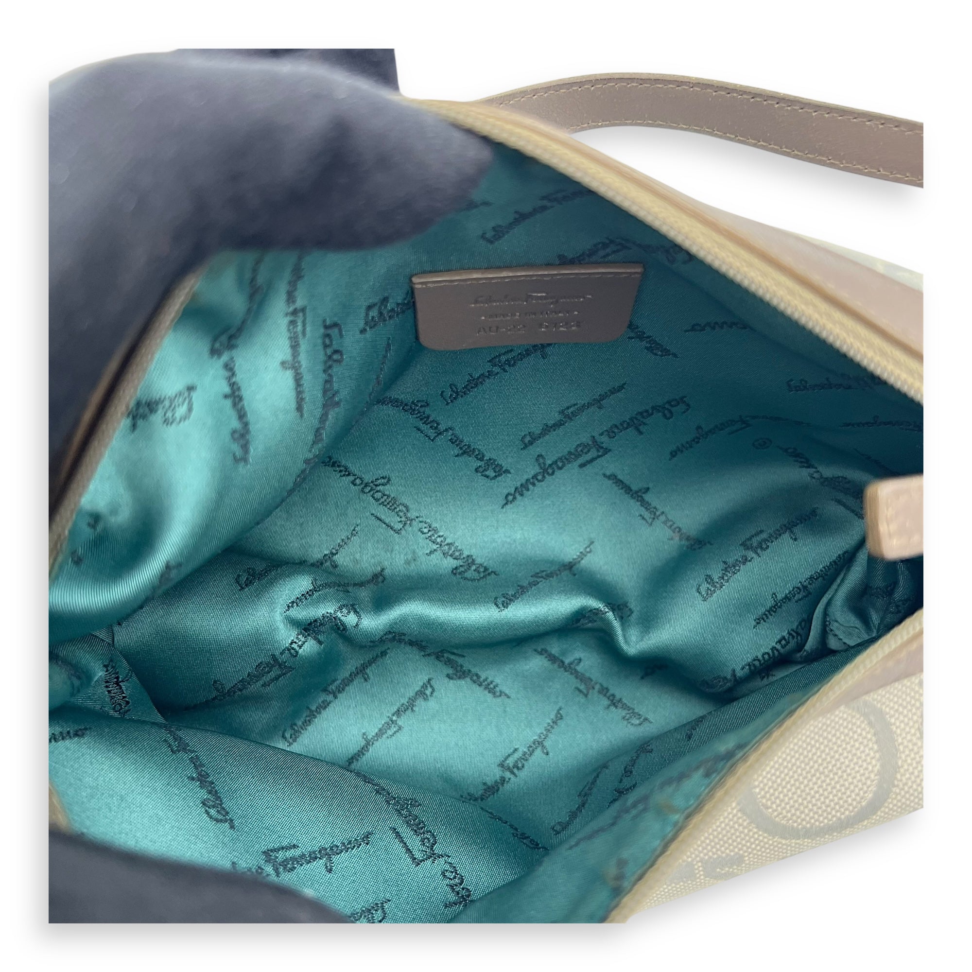 Salvatore Ferragamo Gancini Shoulder Bag White in Canvas, Silver hardware_6