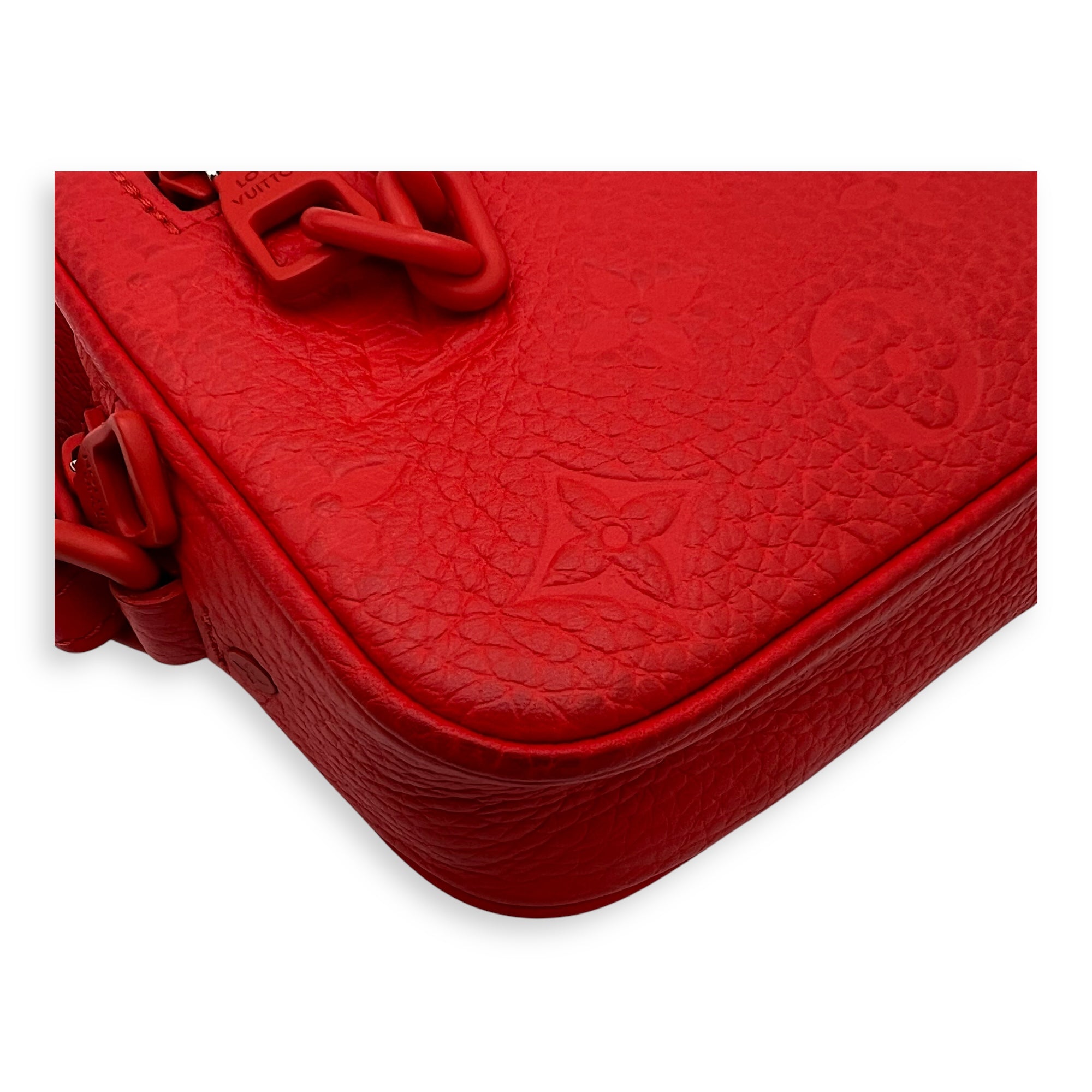 Louis Vuitton Pochette Volga Red Crossbody Bag in Taurillon Leather, Silver hardware_10