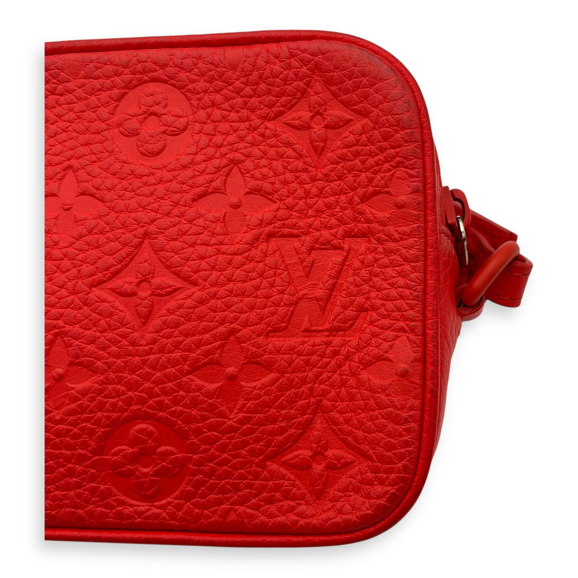 Louis Vuitton Pochette Volga Red Crossbody Bag in Taurillon Leather, Silver hardware_9