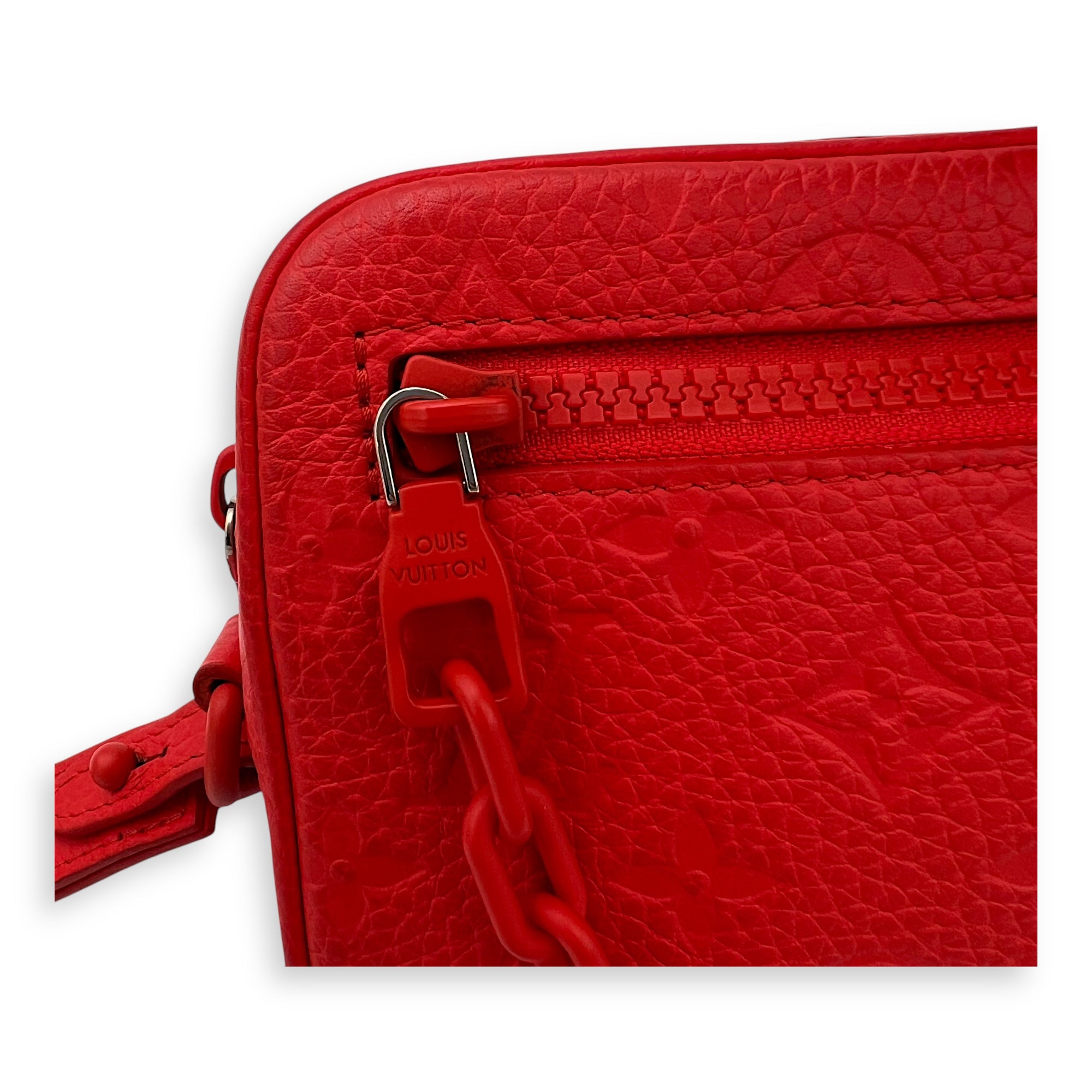 Louis Vuitton Pochette Volga Red Crossbody Bag in Taurillon Leather, Silver hardware_7