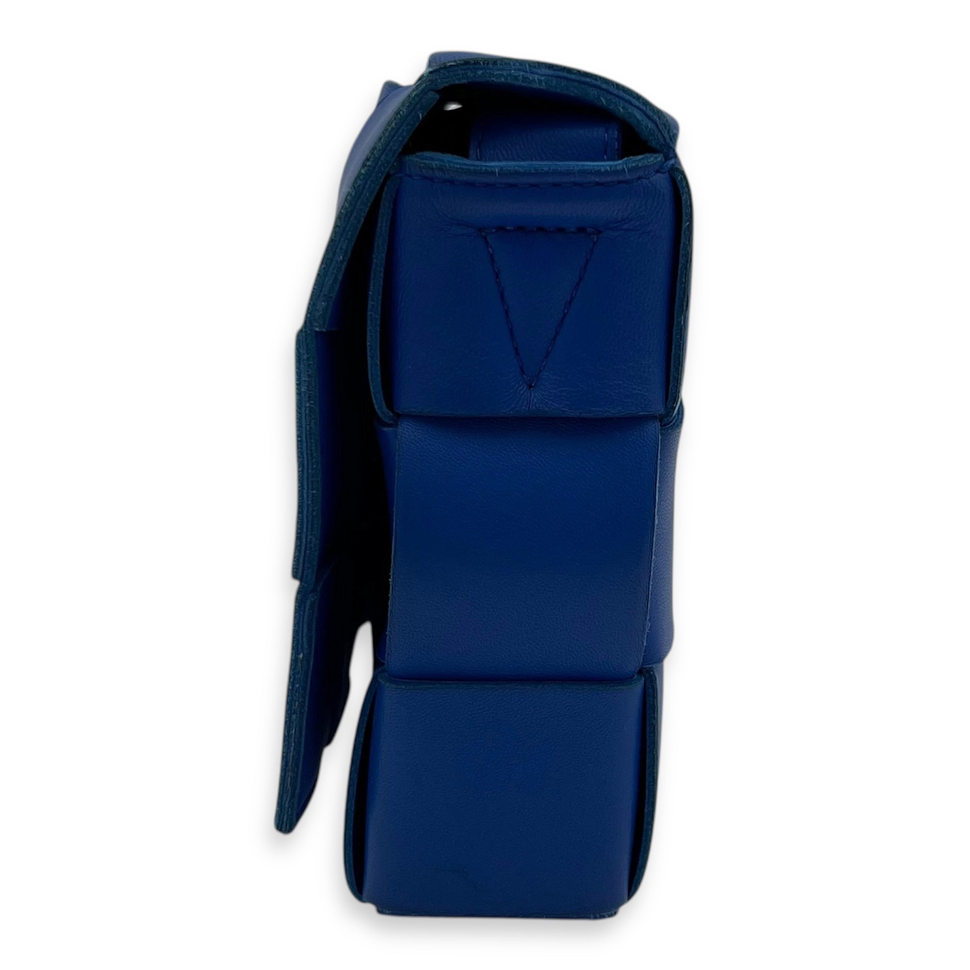 Bottega Veneta Cassette Shoulder Bag Blue in Lambskin_4