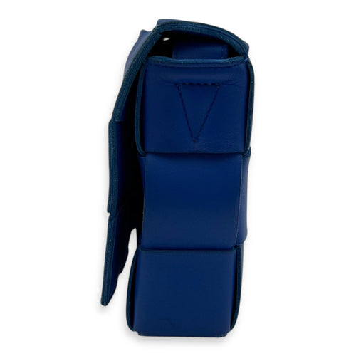 Bottega Veneta Cassette Shoulder Bag Blue in Lambskin_4