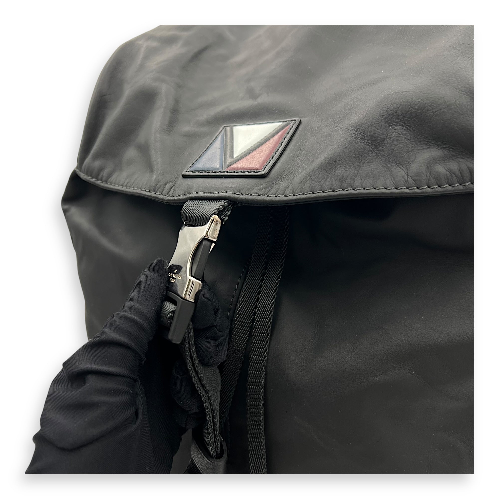 Louis Vuitton V-Line Pulse Grey Backpack in Calfskin, Silver hardware_11