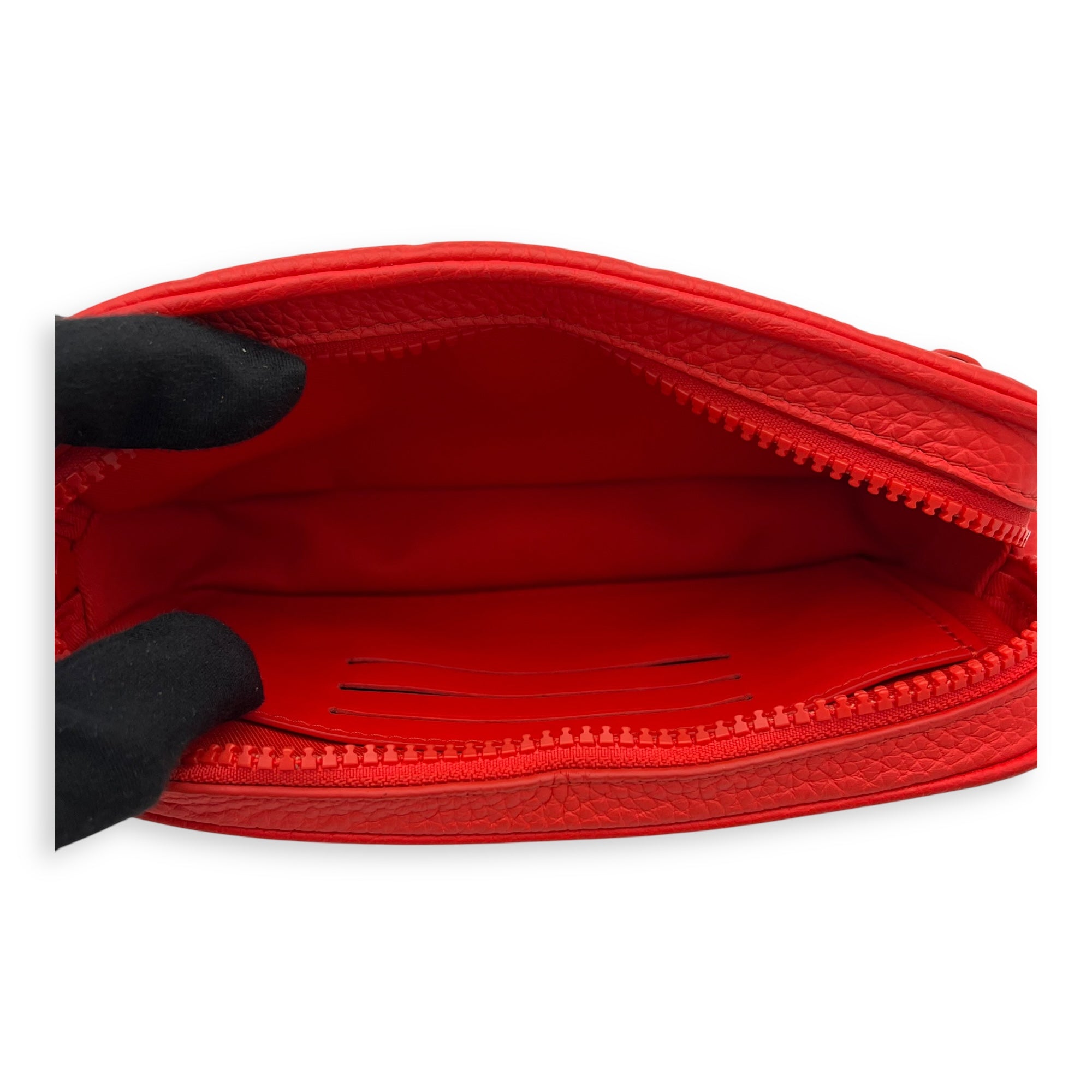 Louis Vuitton Pochette Volga Red Crossbody Bag in Taurillon Leather, Silver hardware_6