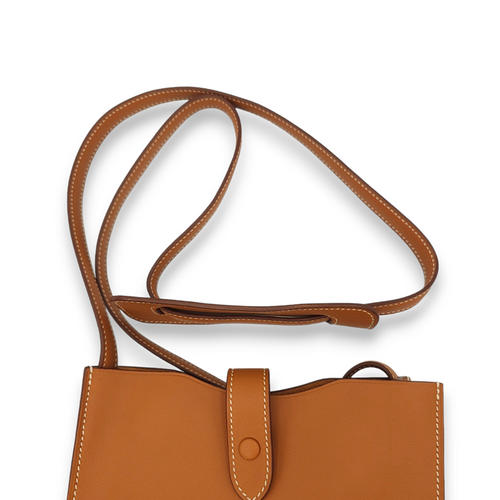 Pochette Uniform Gold Crossbody Bag in Swift C91120 4