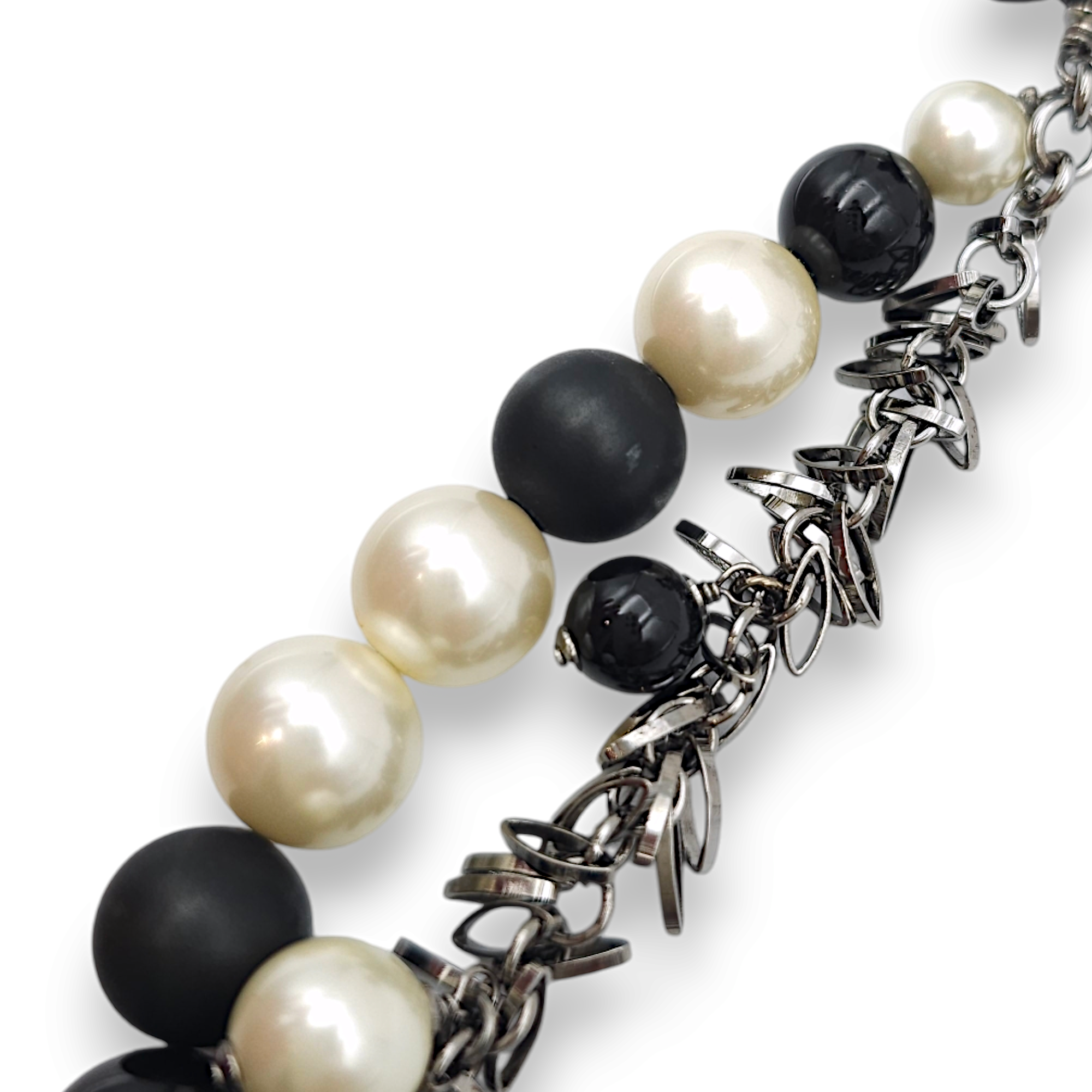 Long Necklace in Matte Black/Pearl