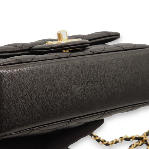 Seasonal Flap with Pearls Mini Black Shoulder Bag in Lambskin, Gold hardware