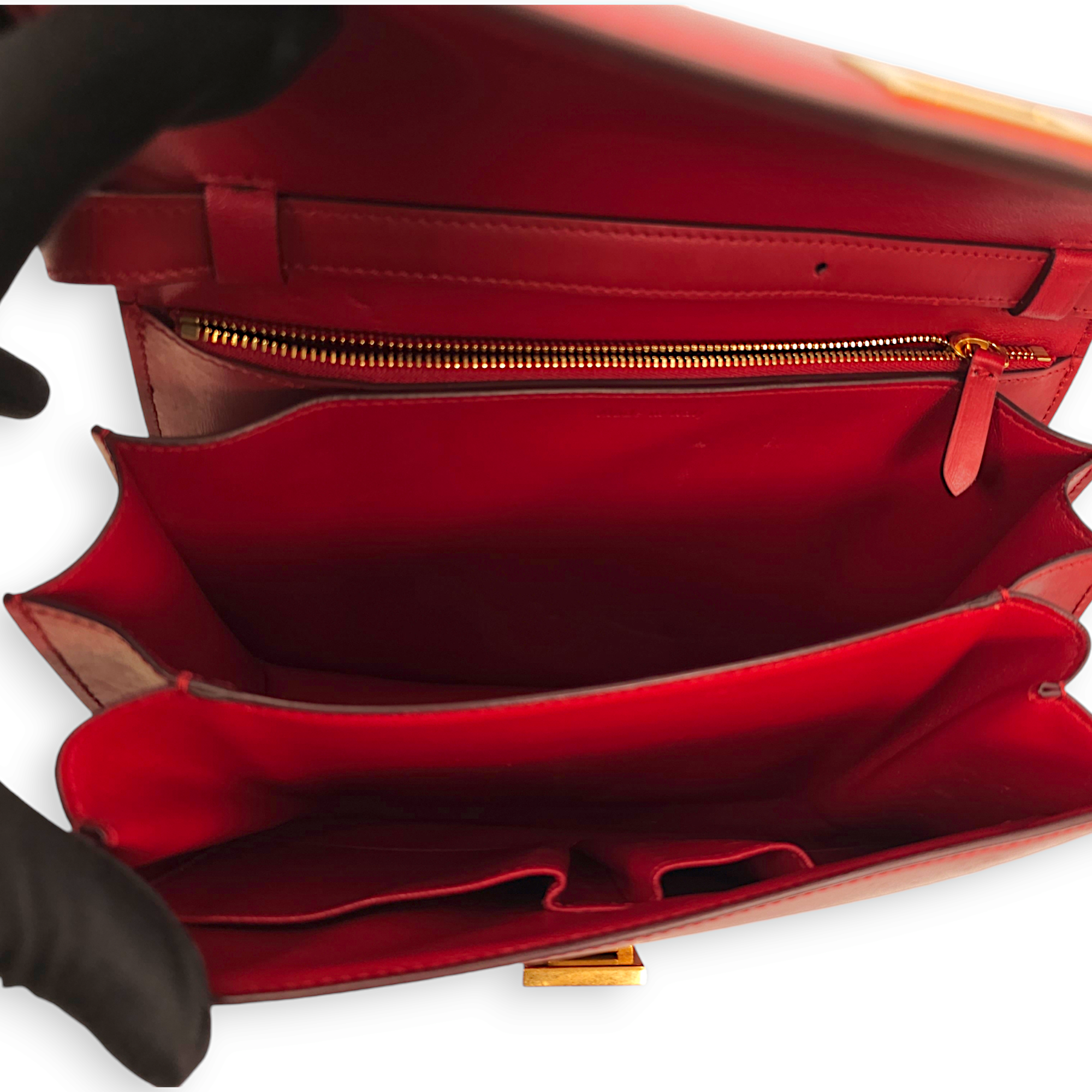 Classic Box Medium Red Shoulder Bag in Calfskin, Gold hardware