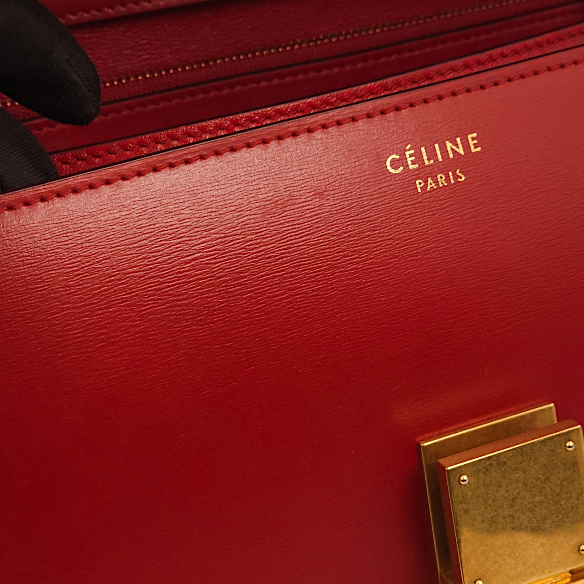 Classic Box Medium Red Shoulder Bag in Calfskin, Gold hardware