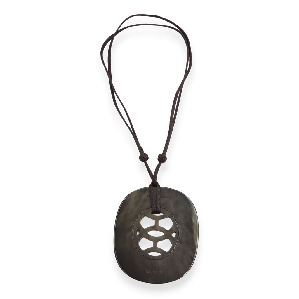 Hermes★存在感抜群!クールなブラックペンダント lift pendant Hermès Lift Pendant Black Necklace in Laquer Singapore