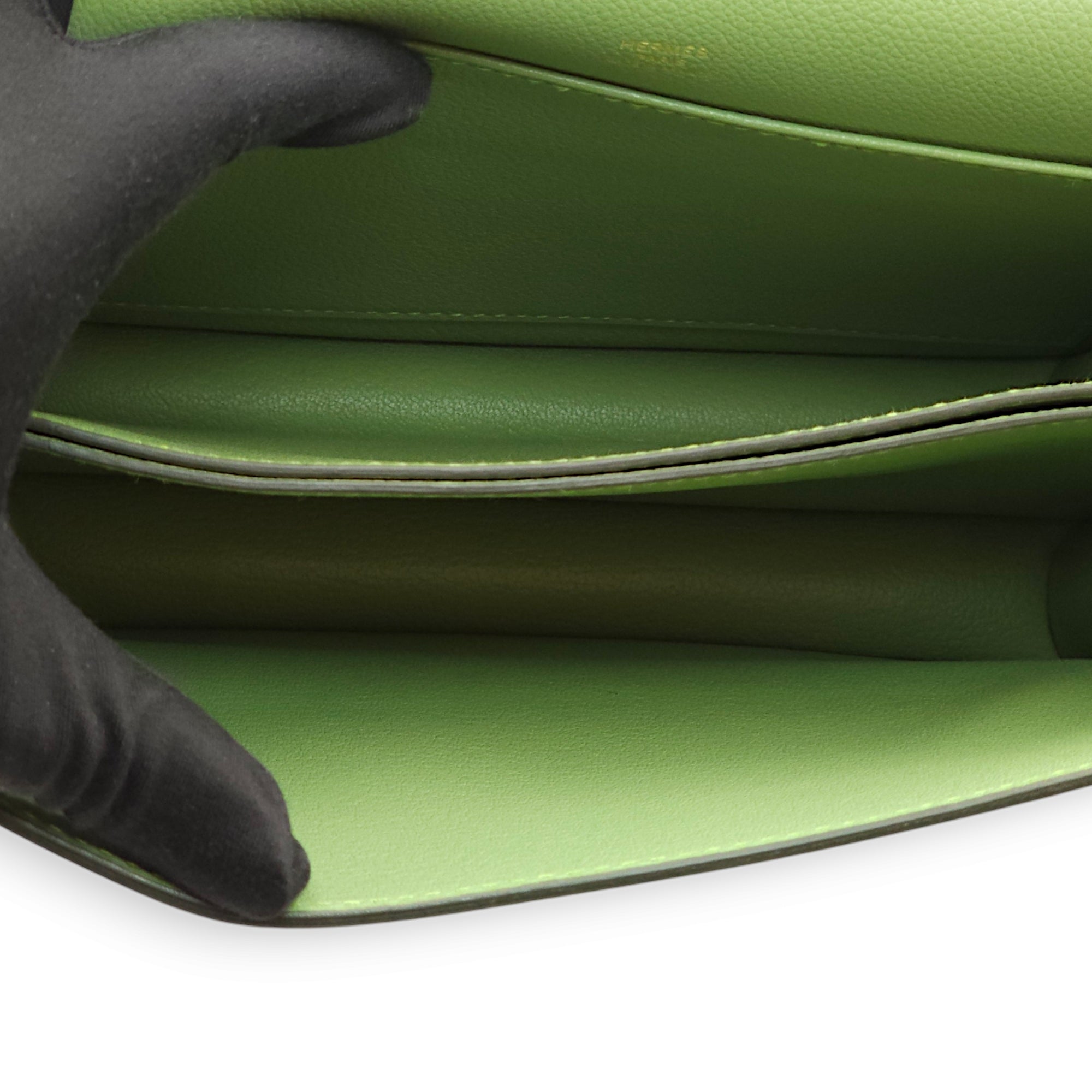 Roulis 23 Vert Criquet in Evercolor, Permabrass hardware