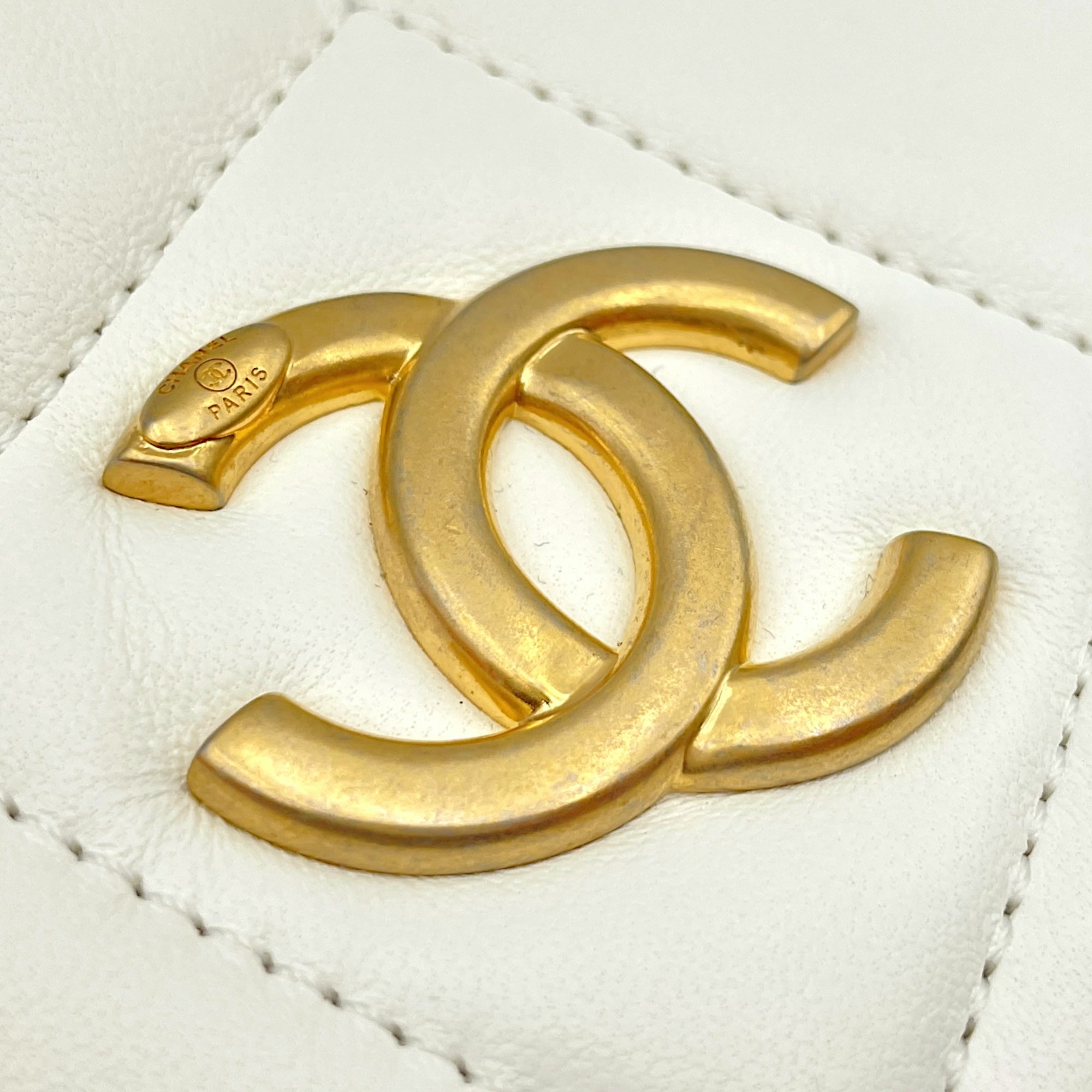 Diamond Quilted CC White Crossbody Bag in Lambskin, Gold hardware