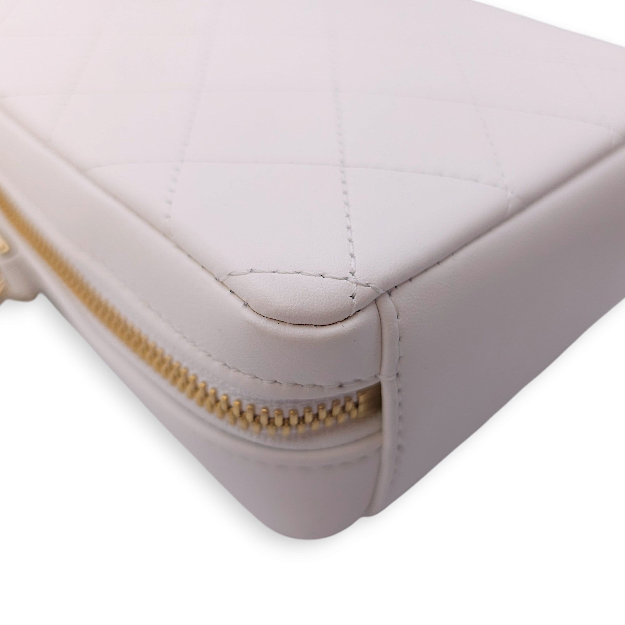 Quilted Camera Case with Round Handle 13x16x5.5cm White Shoulder Bag in Calfskin, Gold hardware