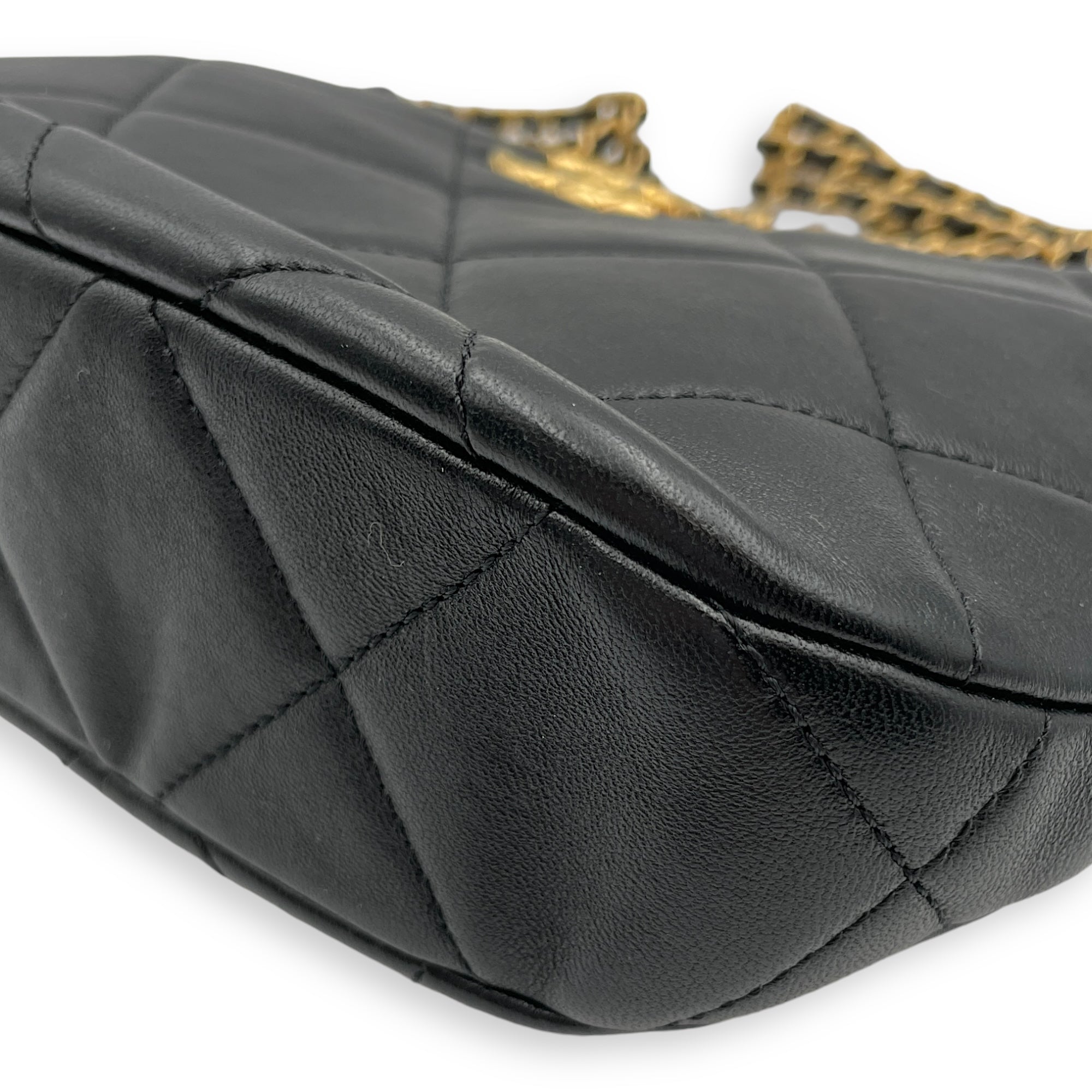 Seasonal Quilted Hobo with CHANEL Chain 22x15x6cm Black Shoulder Bag in Lambskin, Gold hardware