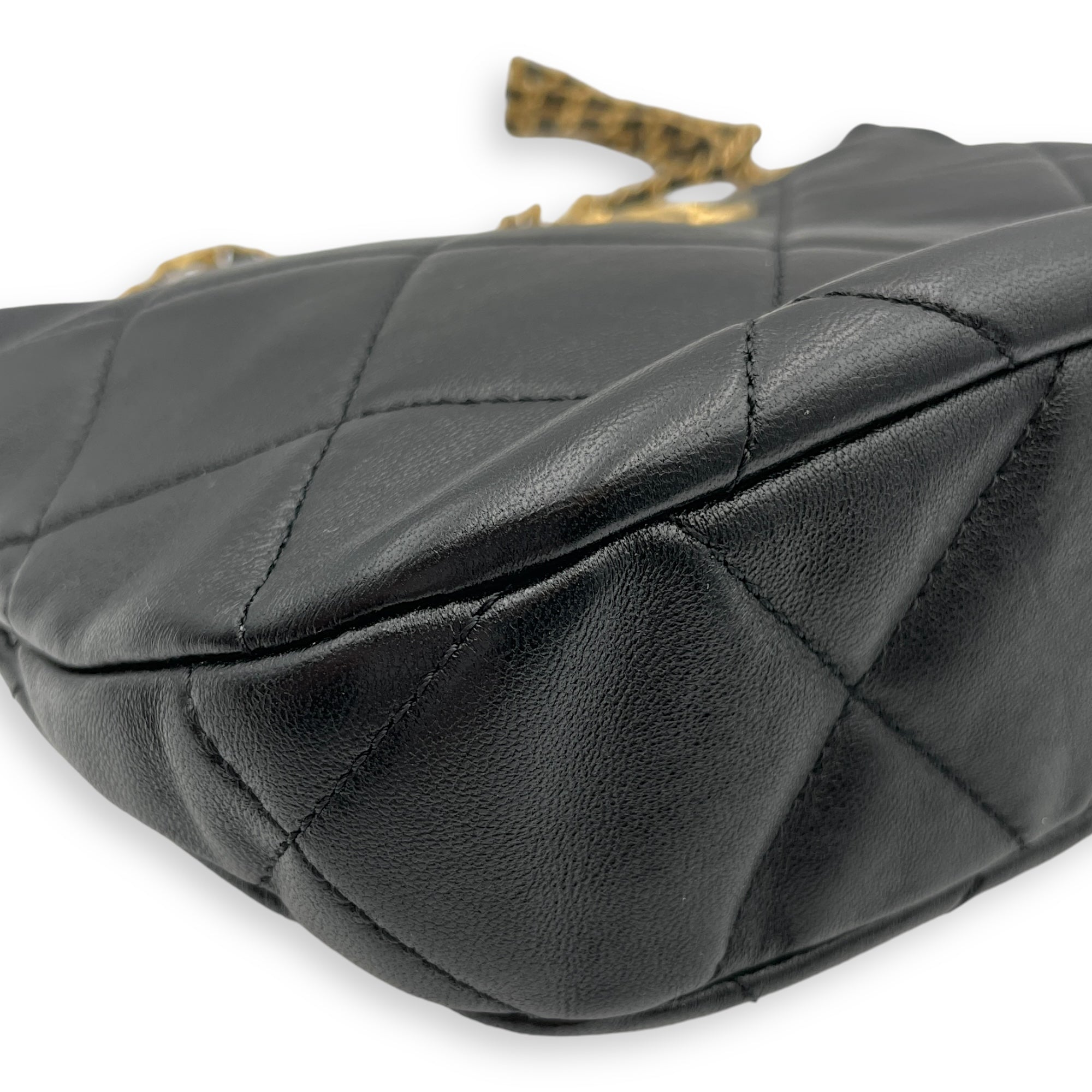 Seasonal Quilted Hobo with CHANEL Chain 22x15x6cm Black Shoulder Bag in Lambskin, Gold hardware