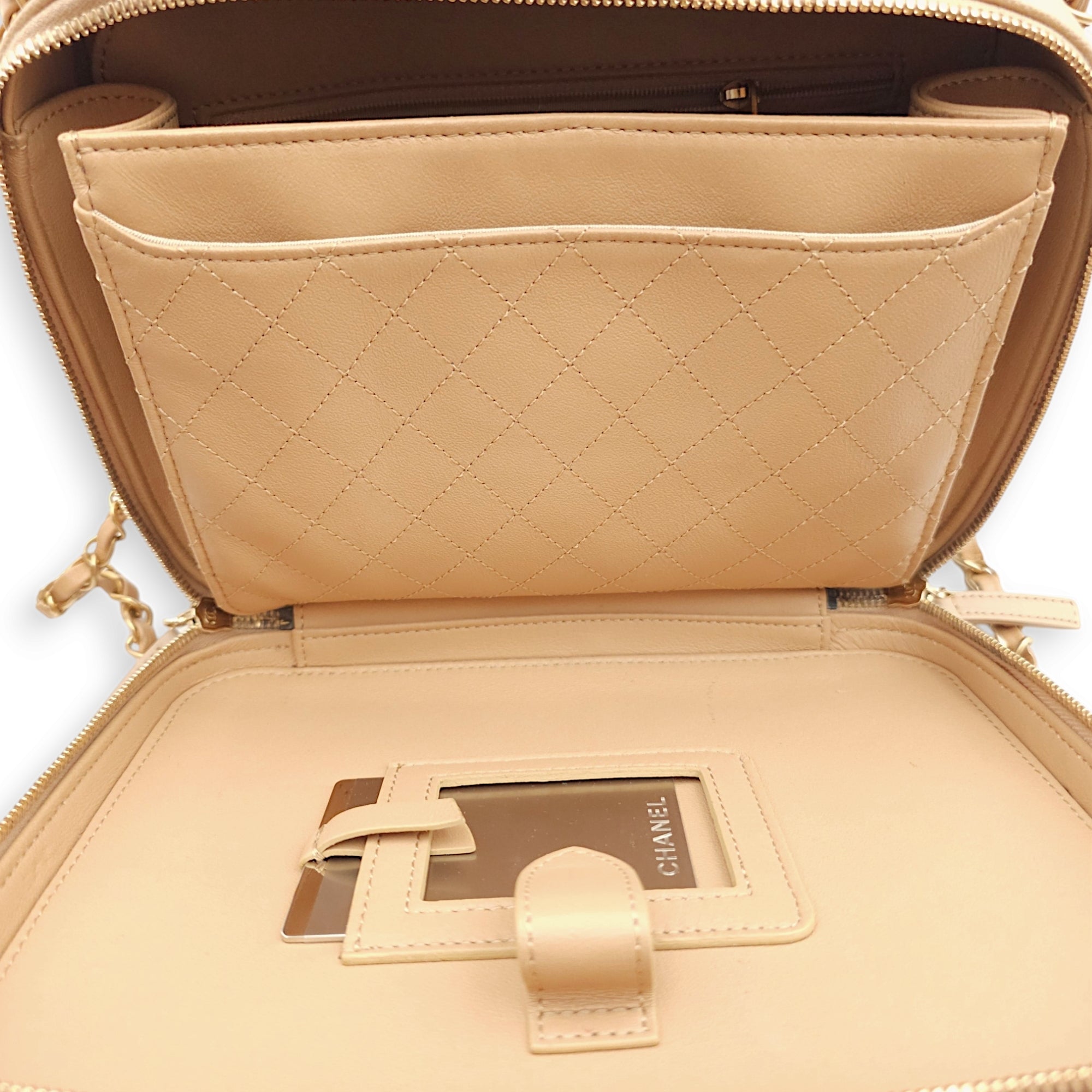 Filigree Vanity Medium Beige Shoulder Bag in Caviar Leather, Gold hardware