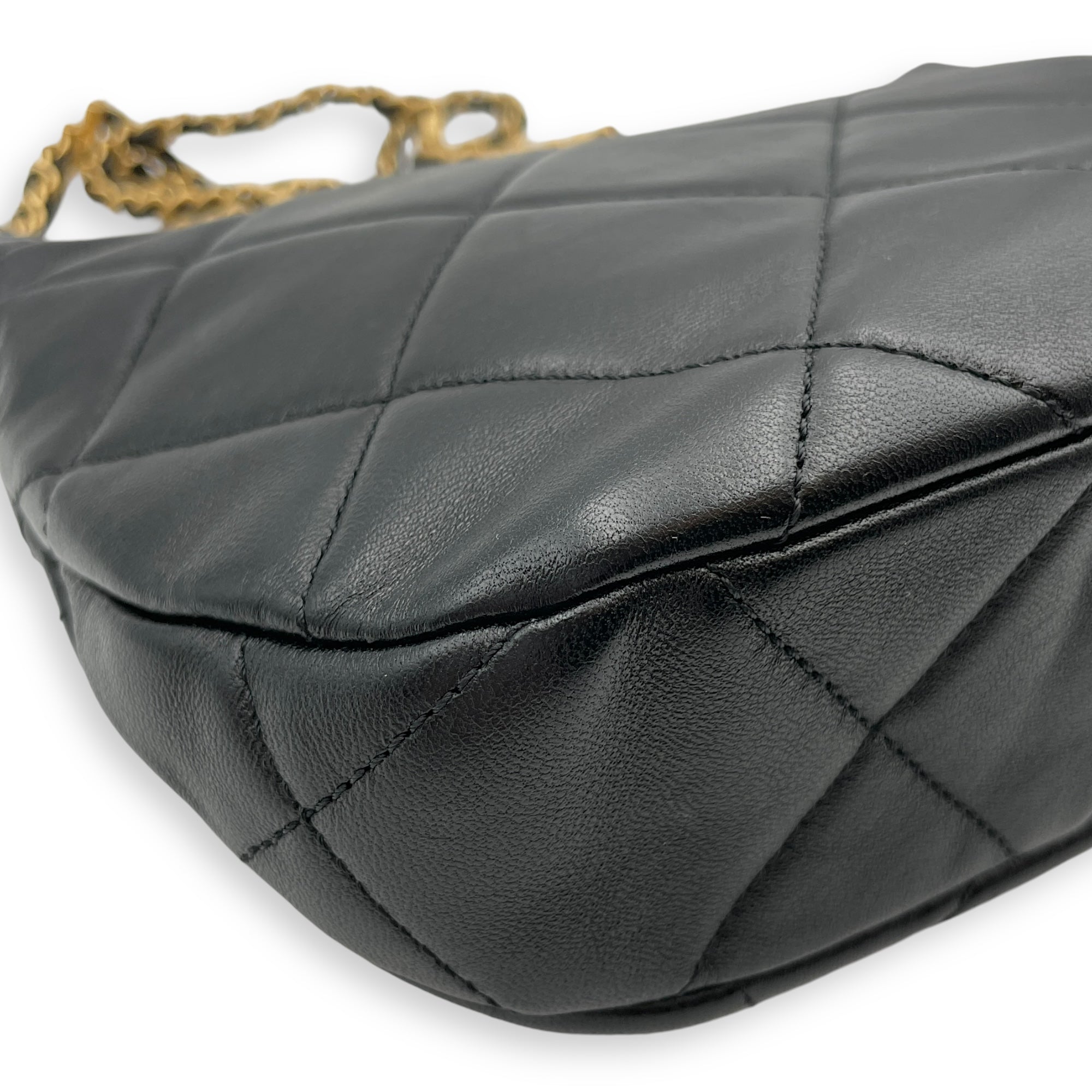 Seasonal Quilted Hobo with CHANEL Chain 22x15x6cm Black Shoulder Bag in Lambskin, Gold hardware