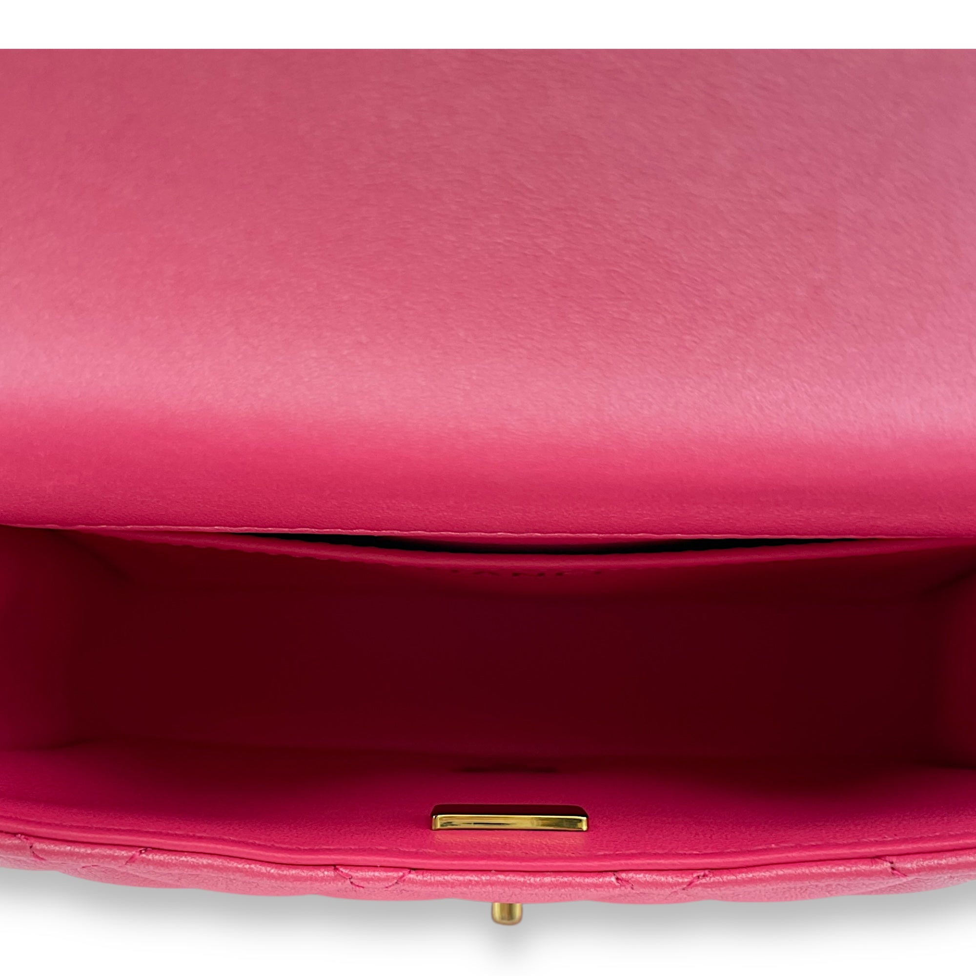 Seasonal Flap with Pearl Chain Handle 17x12x5 cm Pink Crossbody Bag in Lambskin, Gold hardware