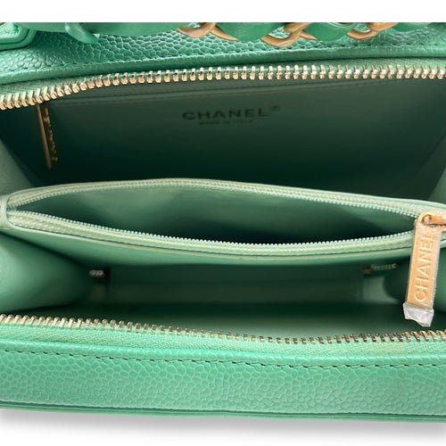 Filigree Medium Green Shoulder Bag in Caviar Leather, Gold hardware