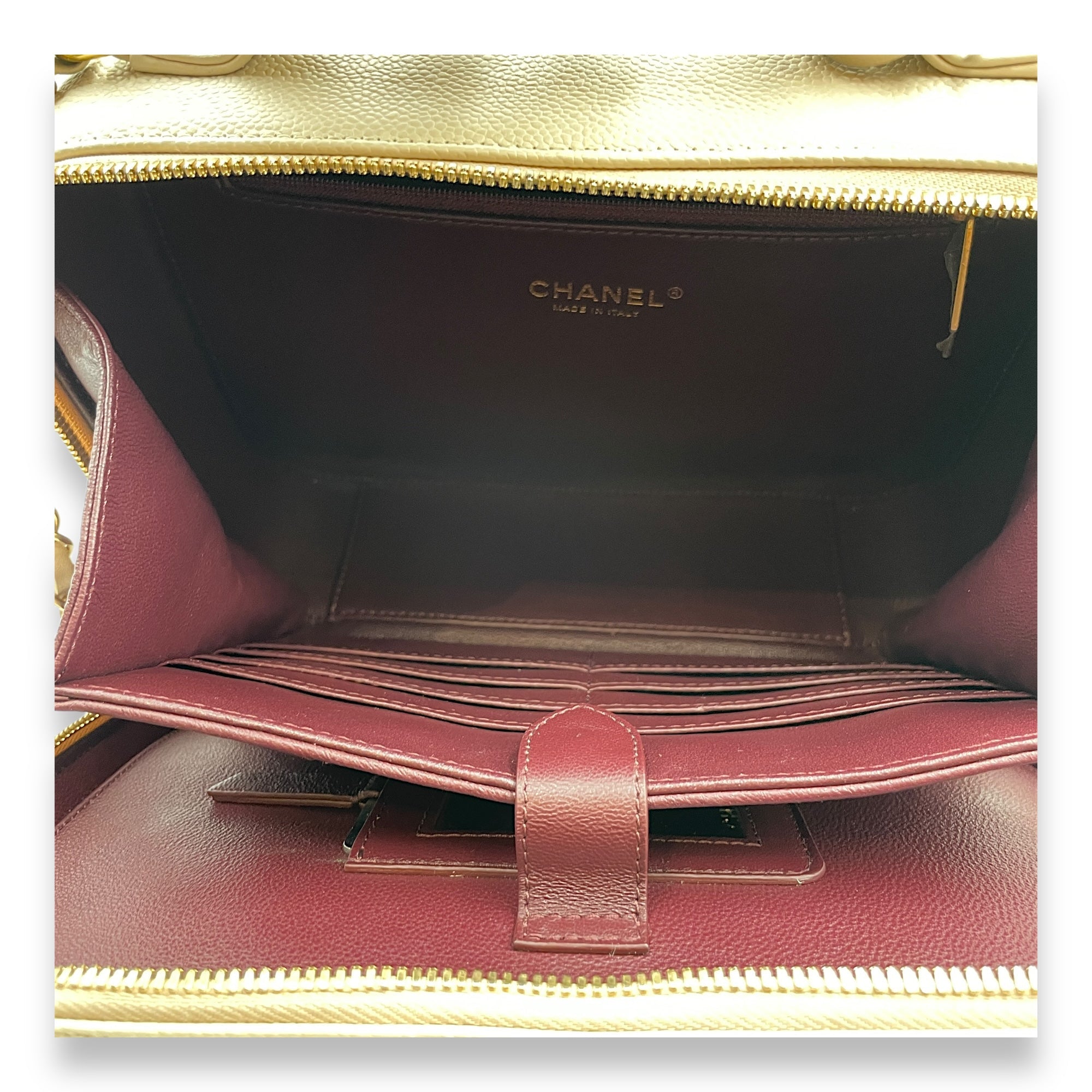 Filigree Vanity 24x18x9.5cm Beige Shoulder Bag in Caviar Gold hardware