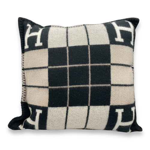 Avalon III PM Black Pillow