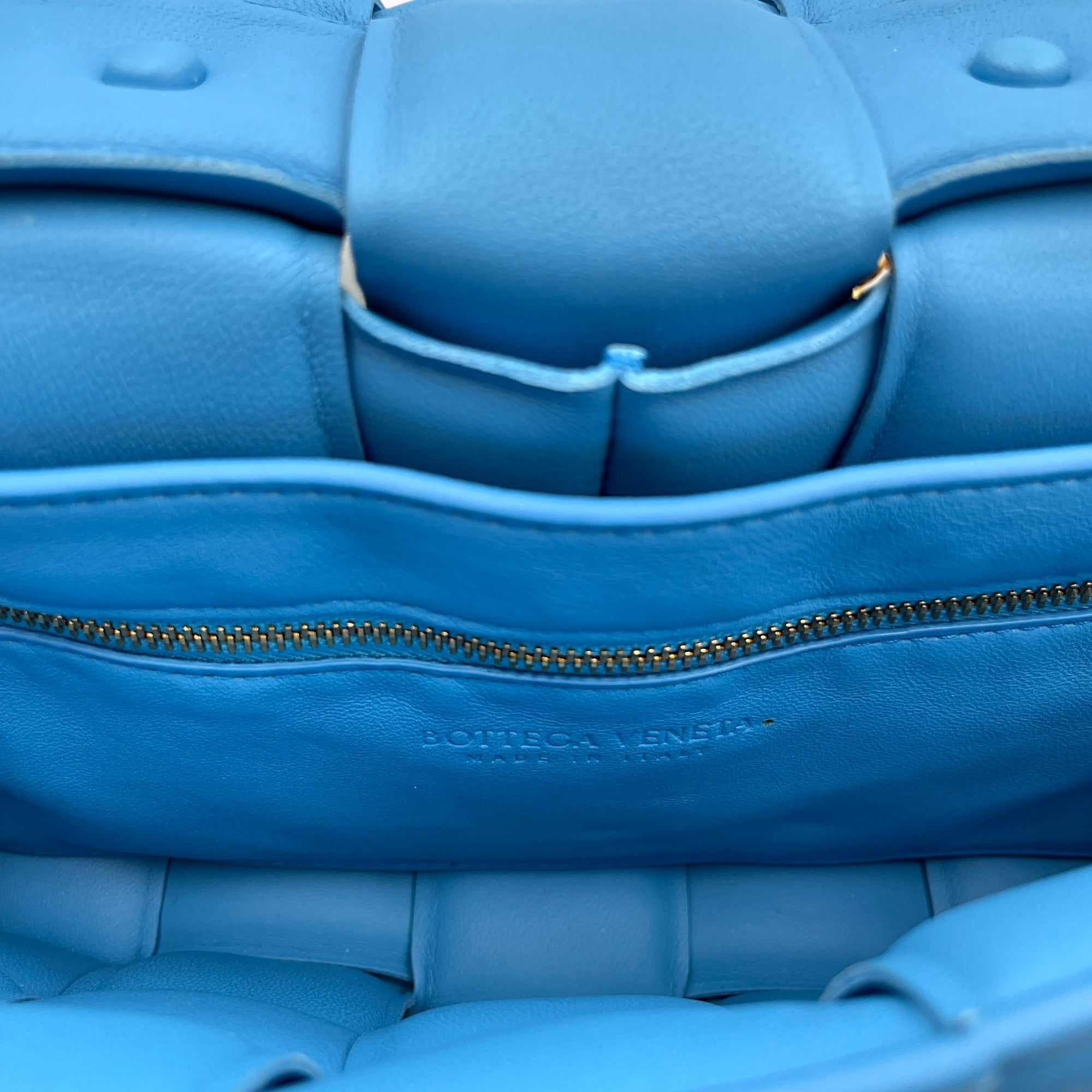 Cassette leather Blue Crossbody Bag in Nappa Leather, Gold hardware