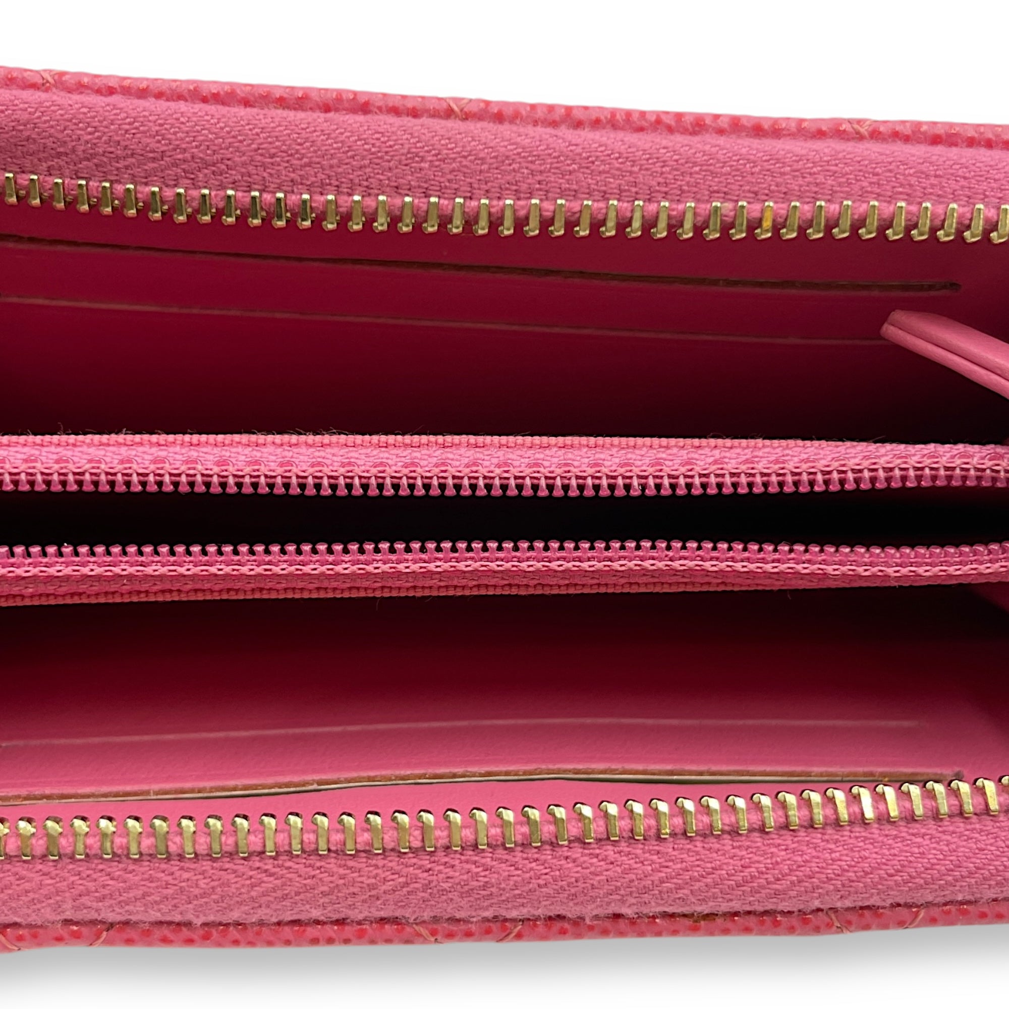 Quilted Classic Pink Zipped Wallet in Caviar Leather, Gold hardware