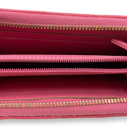 Quilted Classic Pink Zipped Wallet in Caviar Leather, Gold hardware