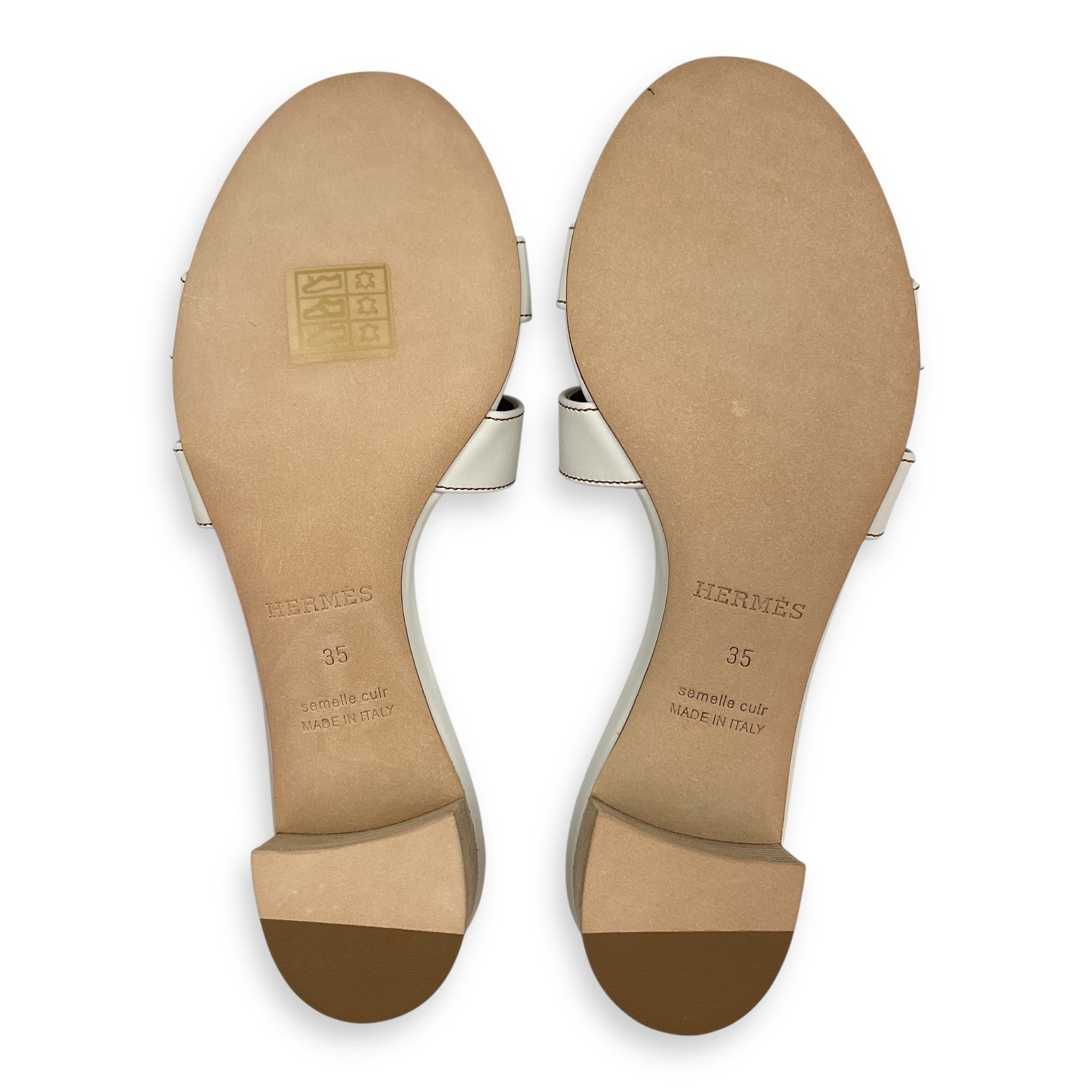 Oasis Sandal. Sz:35 White Sandals in Calfskin