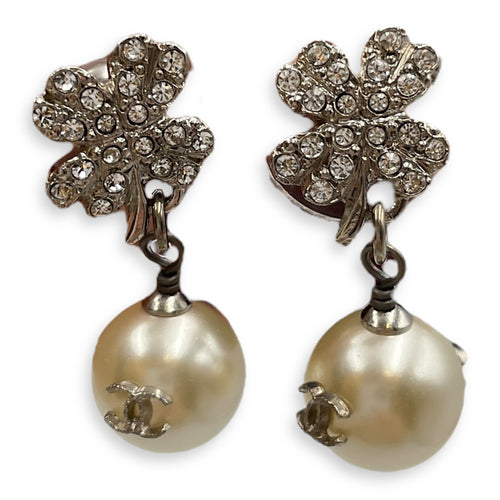 CC Pearl dangling earring with four leaves shaped diamonds Silver Earrings in, Silver hardware