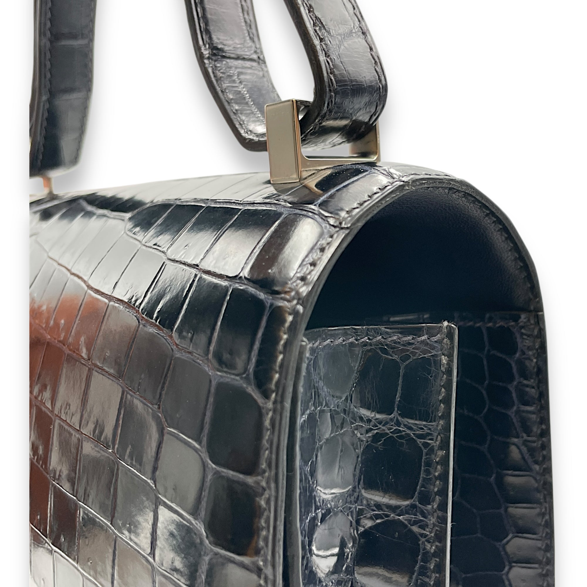 Constance 24 Blue Sapphire in Shiny Niloticus, Palladium hardware