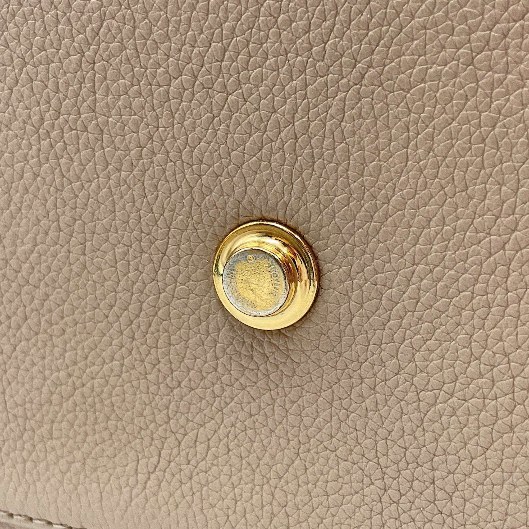 On My Side Beige Shoulder Bag in Calfskin, Gold hardware