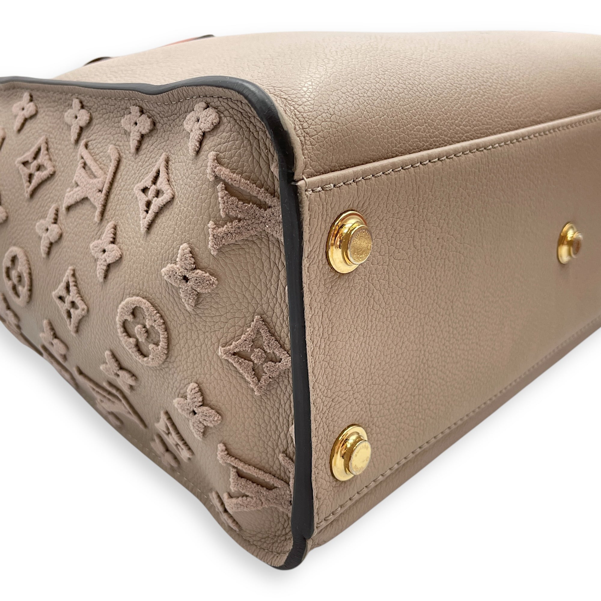 On My Side Beige Shoulder Bag in Calfskin, Gold hardware