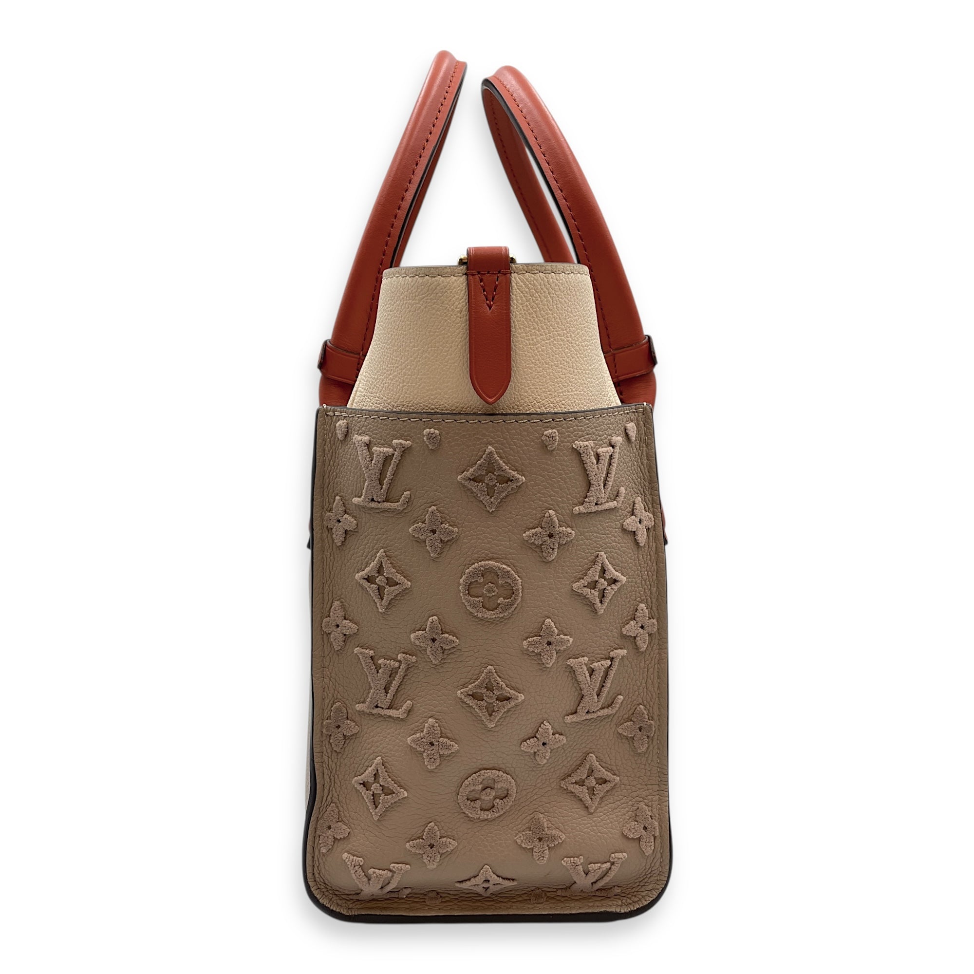 On My Side Beige Shoulder Bag in Calfskin, Gold hardware