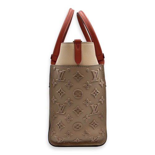 On My Side Beige Shoulder Bag in Calfskin, Gold hardware