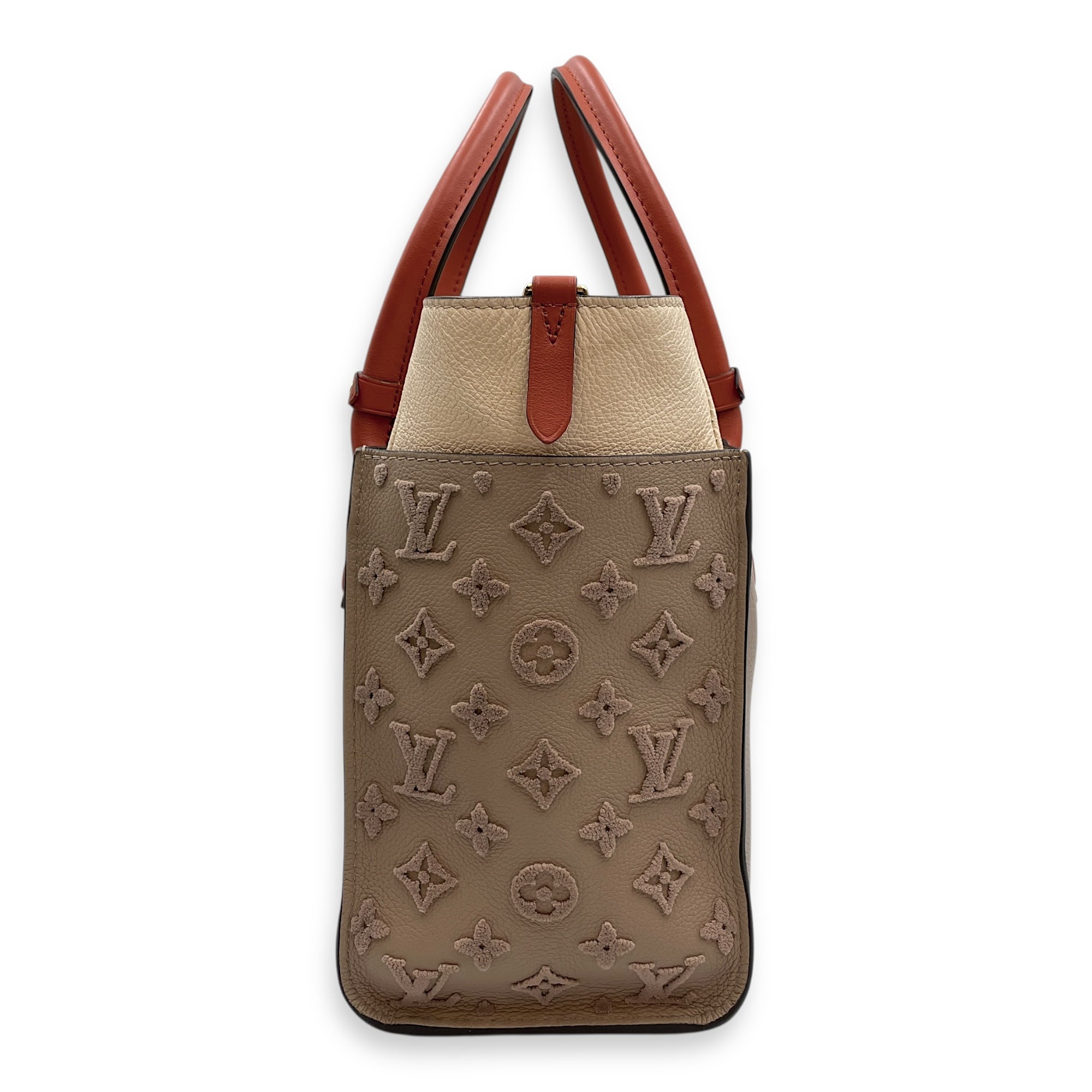 On My Side Beige Shoulder Bag in Calfskin, Gold hardware
