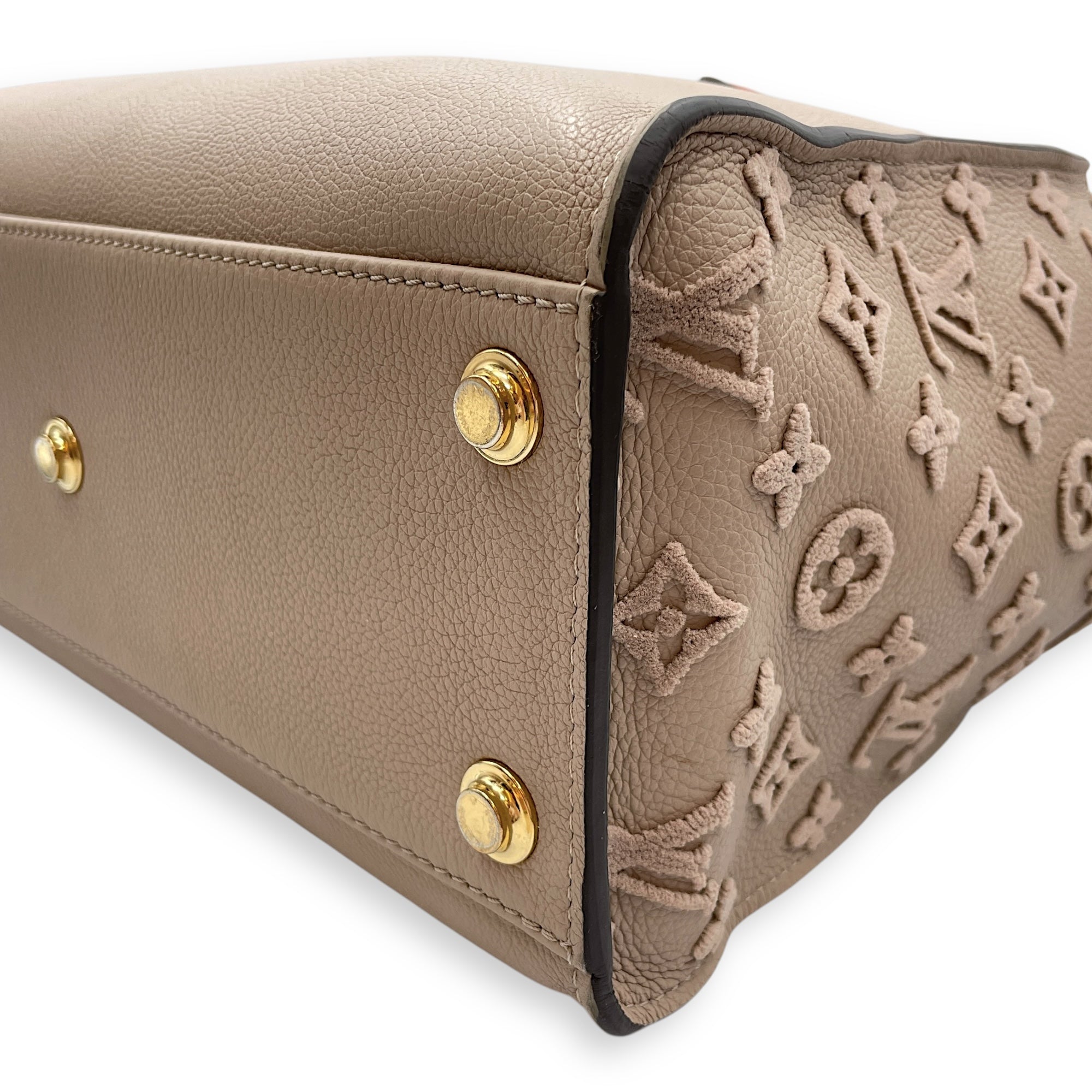 On My Side Beige Shoulder Bag in Calfskin, Gold hardware
