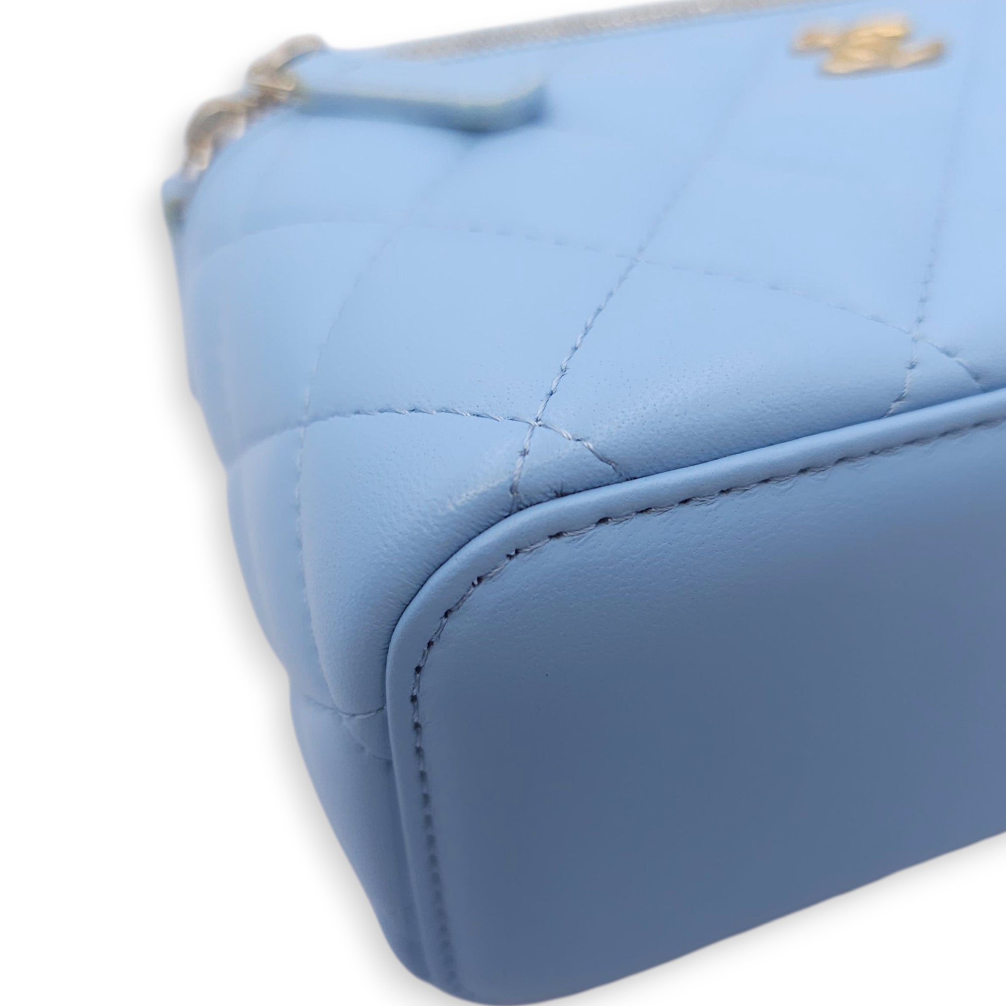 Quilted CC Vanity Case with Pearl Crush Baby Blue Shoulder Bag in Lambskin, Gold hardware