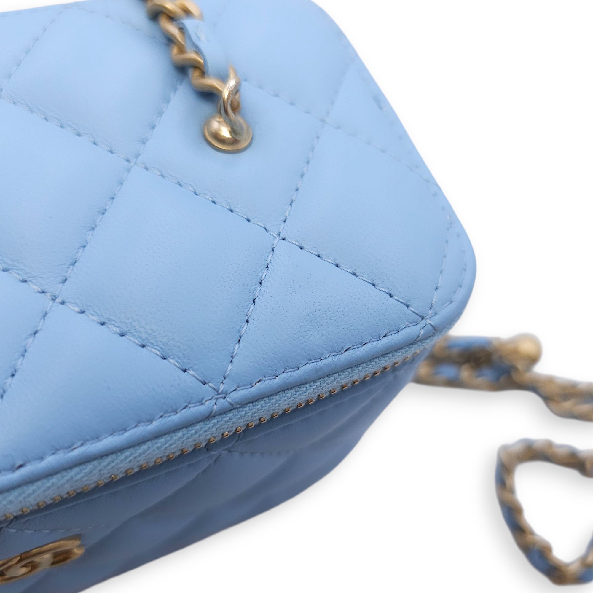 Quilted CC Vanity Case with Pearl Crush Baby Blue Shoulder Bag in Lambskin, Gold hardware