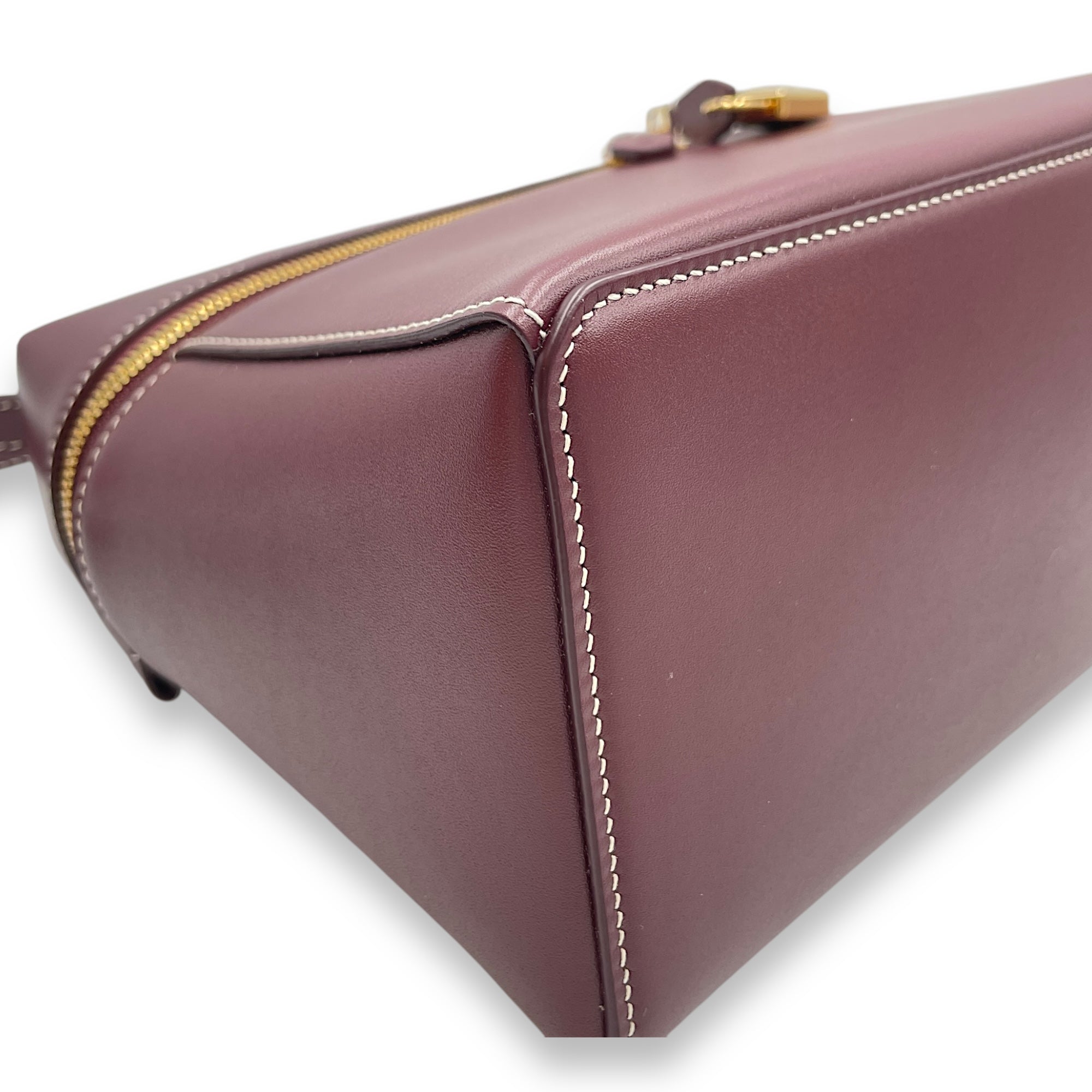 Extra Pocket 27 Saddle Leat Shoulder Bag in Calfskin, Gold hardware