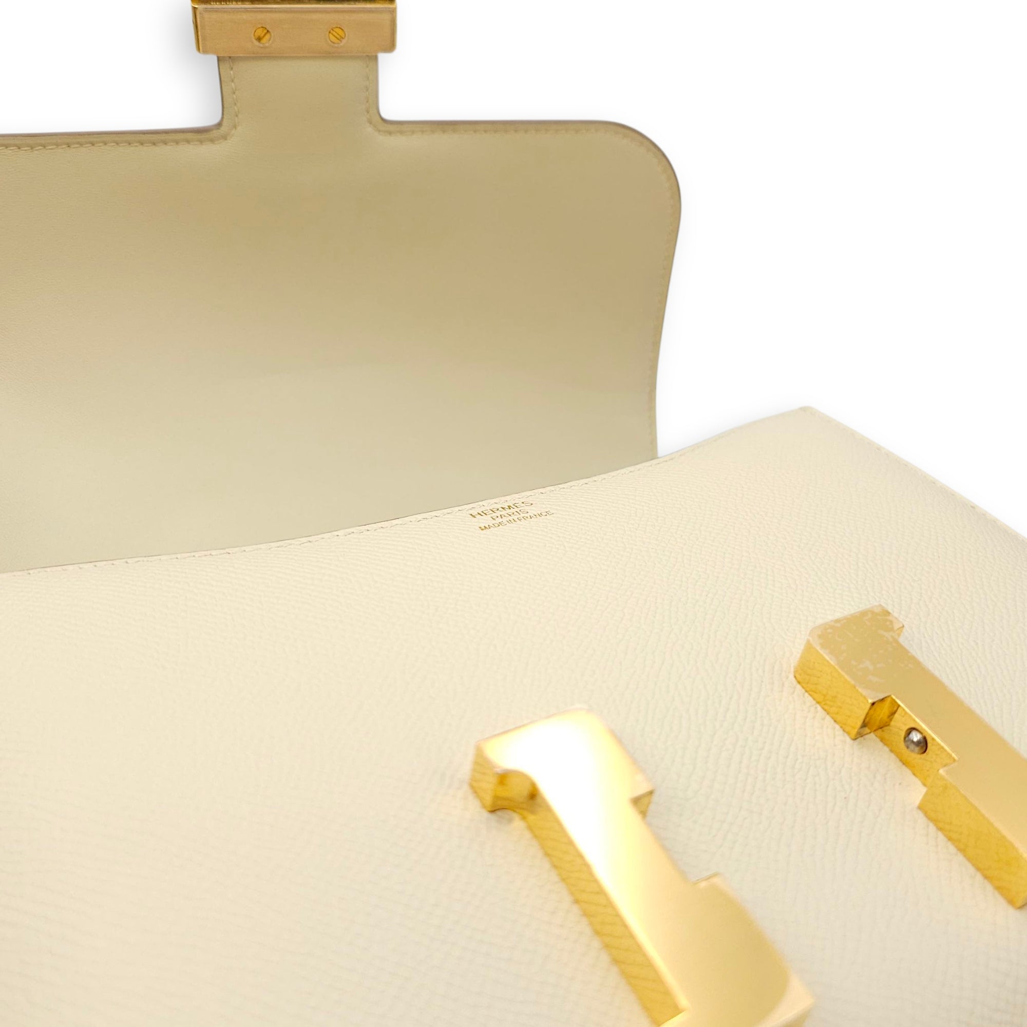Constance 24 Craie in Epsom, Gold hardware