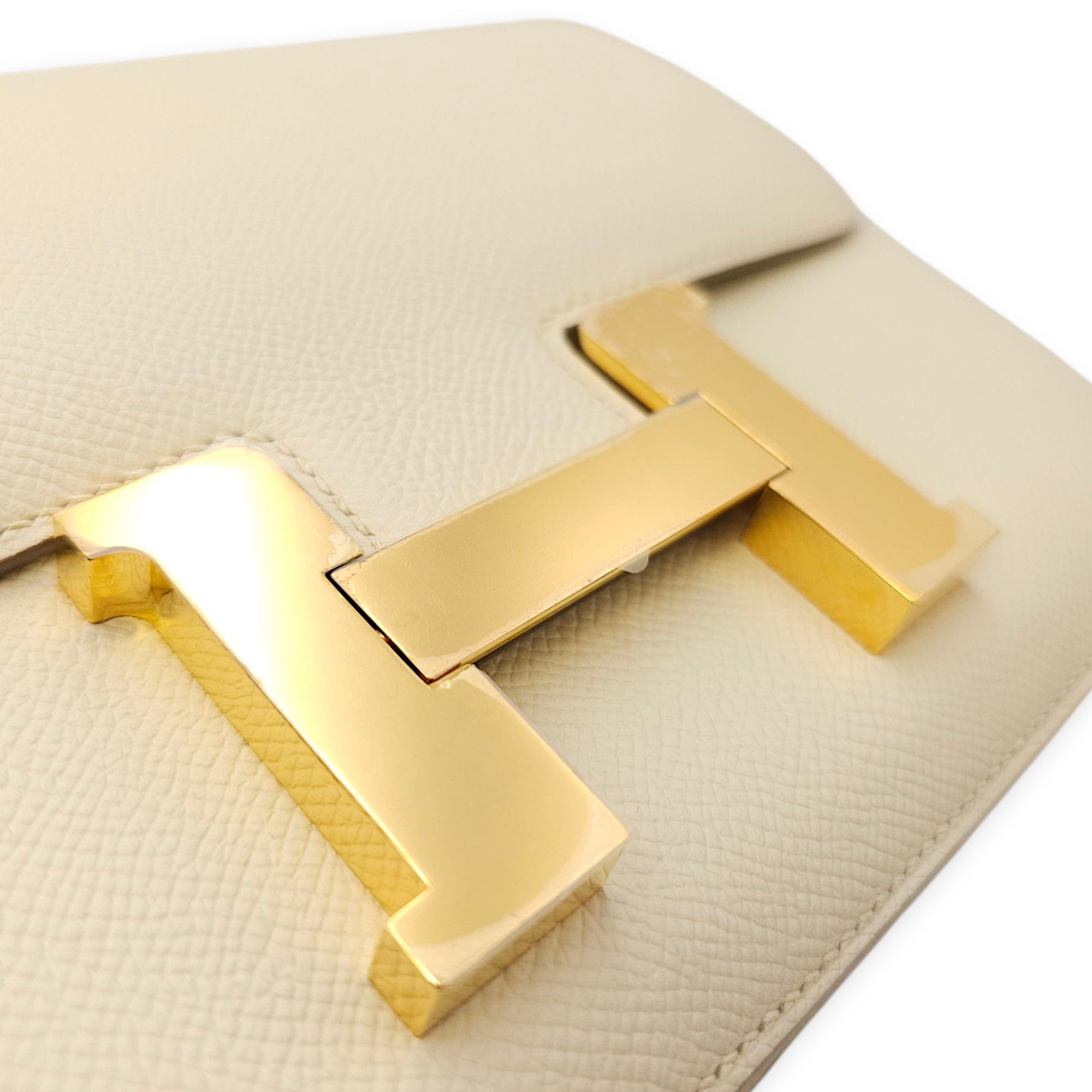 Constance 24 Craie in Epsom, Gold hardware