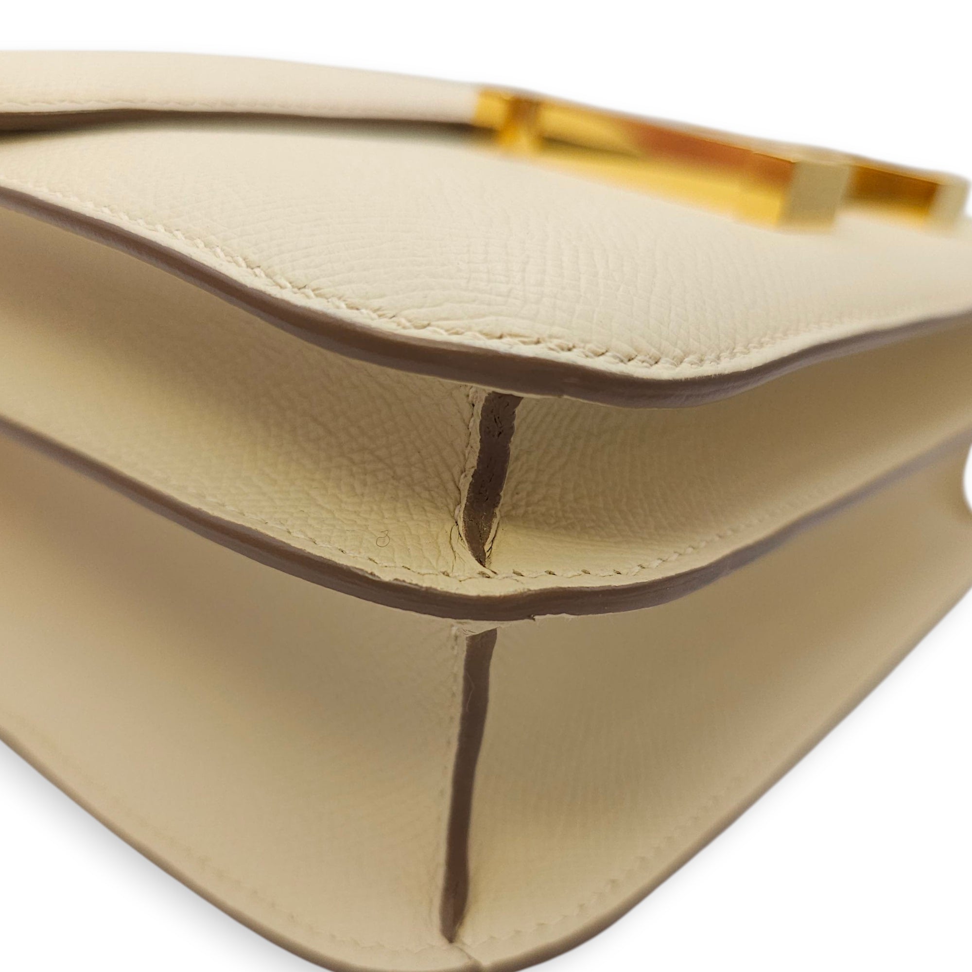 Constance 24 Craie in Epsom, Gold hardware