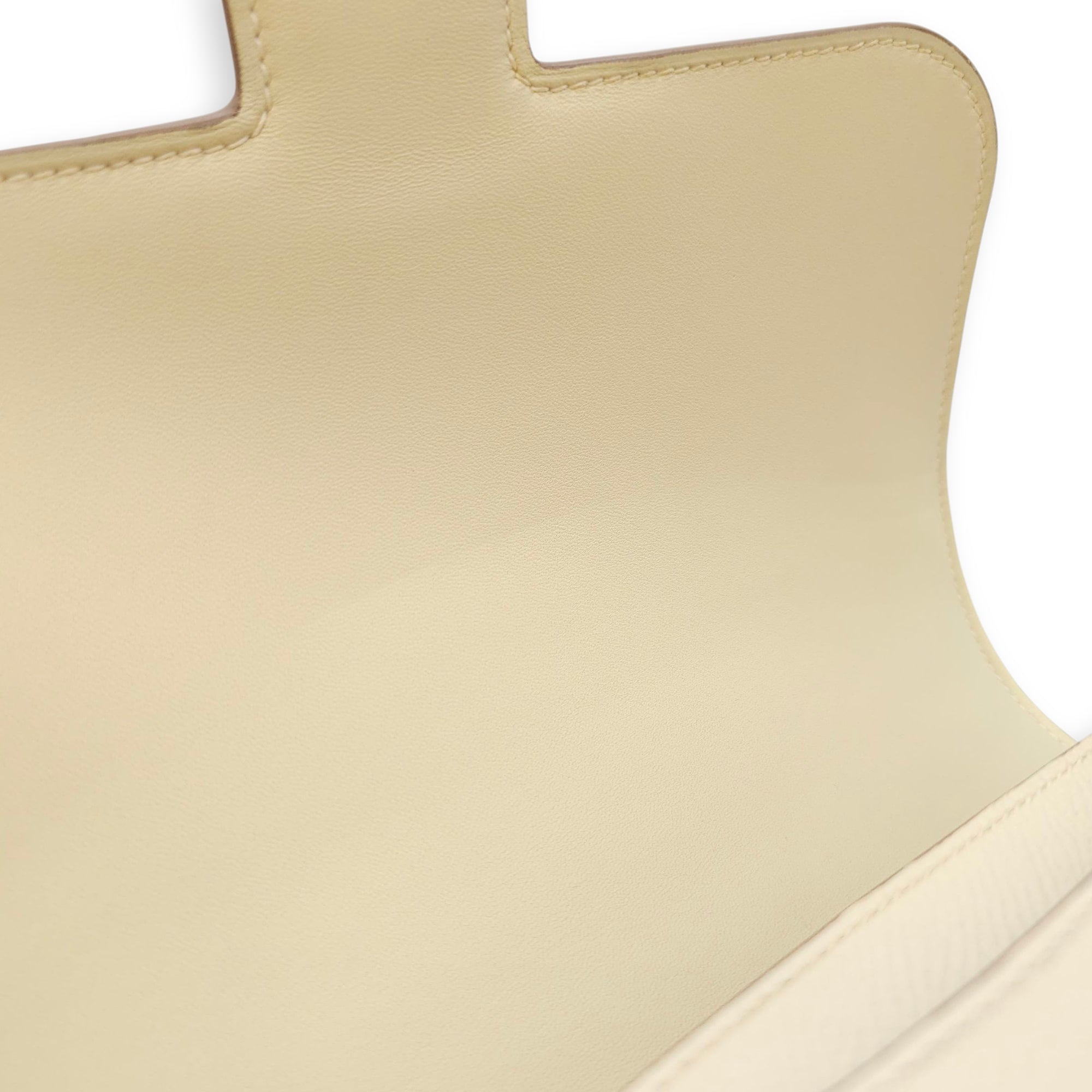 Constance 24 Craie in Epsom, Gold hardware