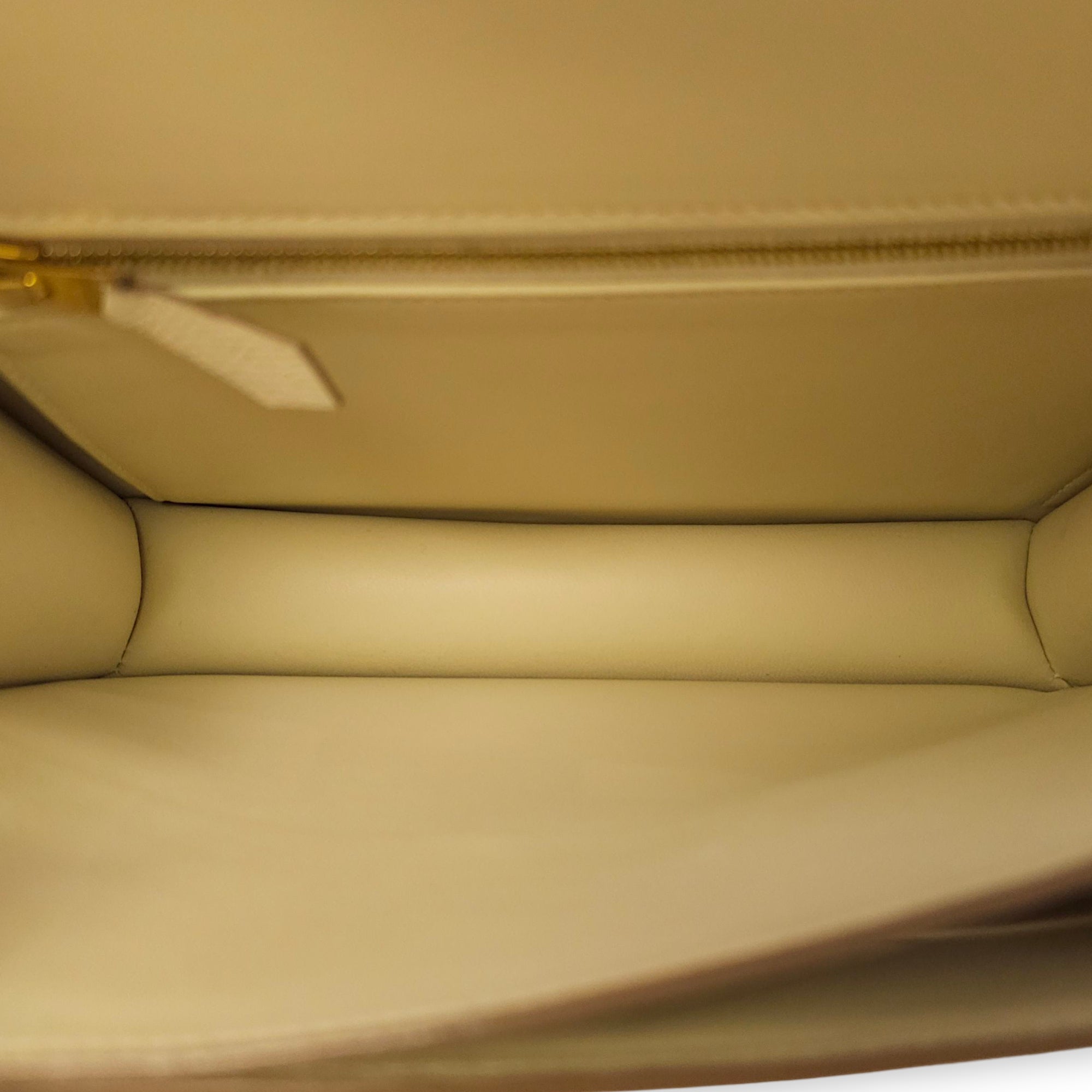 Constance 24 Craie in Epsom, Gold hardware