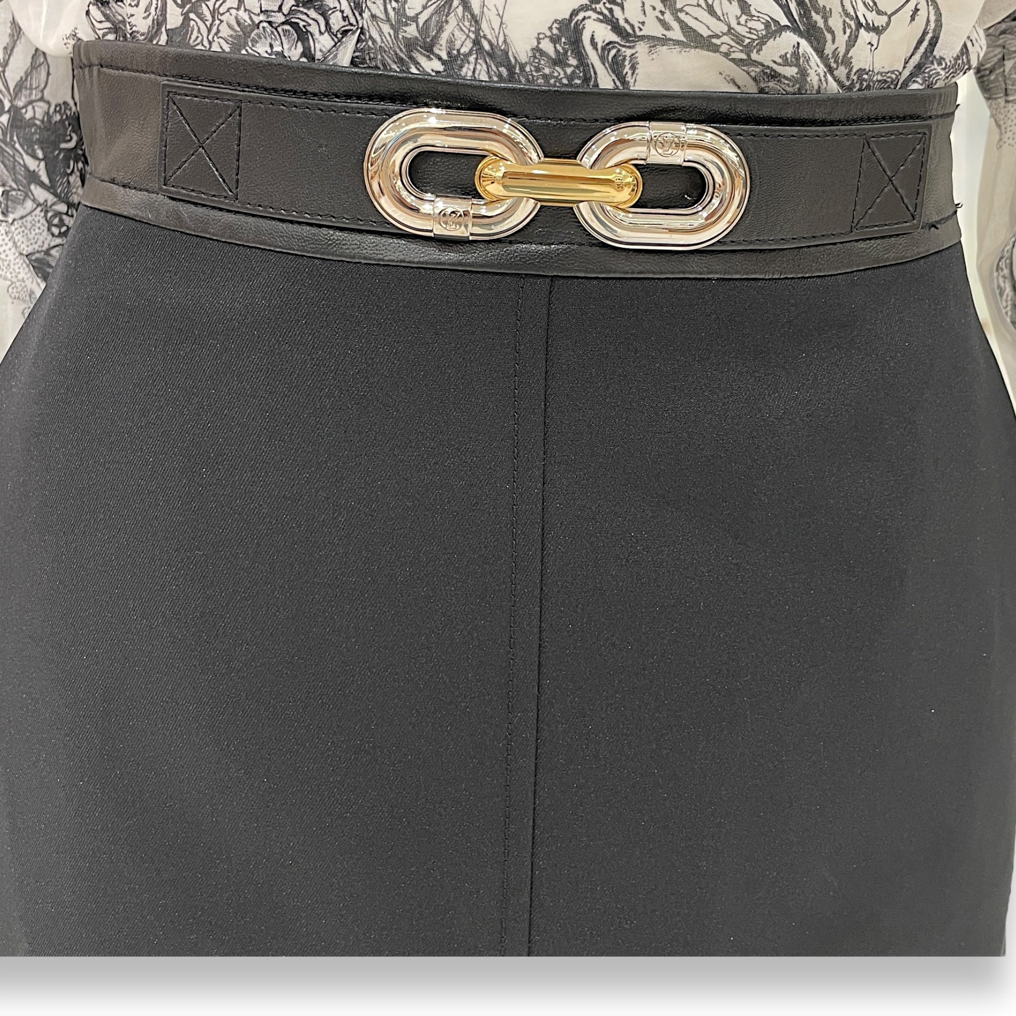 A Line Skirt 36 Black Ready-To-Wear in Polyester, Gold hardware