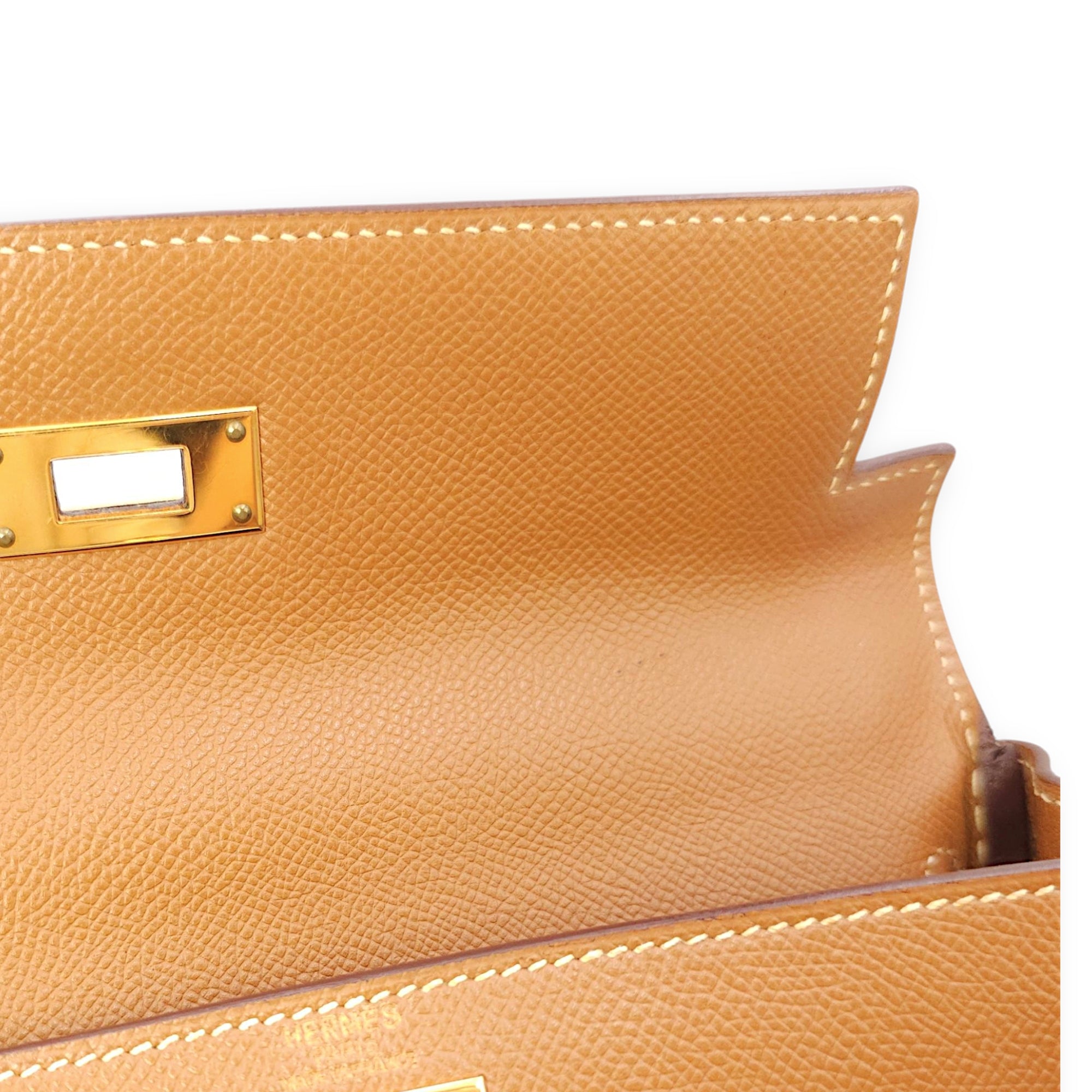 Kelly 28 Gold in Epsom, Gold hardware